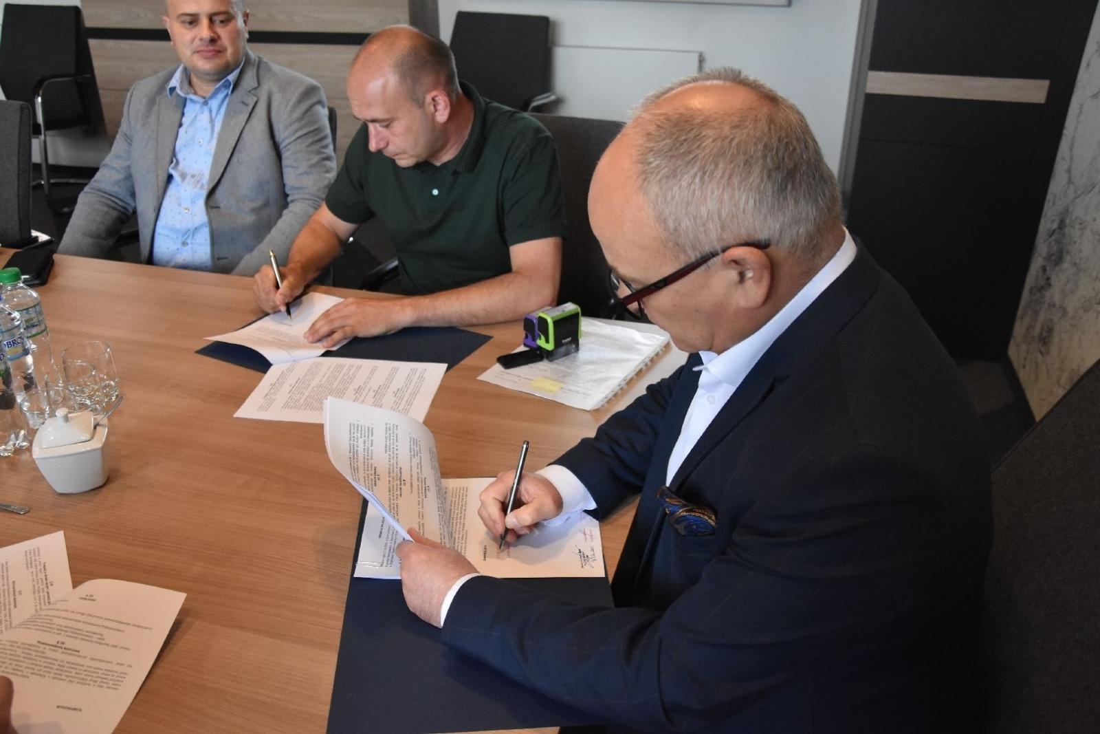 Zdjęcie w galerii na portalu naszwodzislaw.com: Droga między Olzą i Uchylskiem zostanie przebudowana. Podpisano umowę wiadomości z regionu