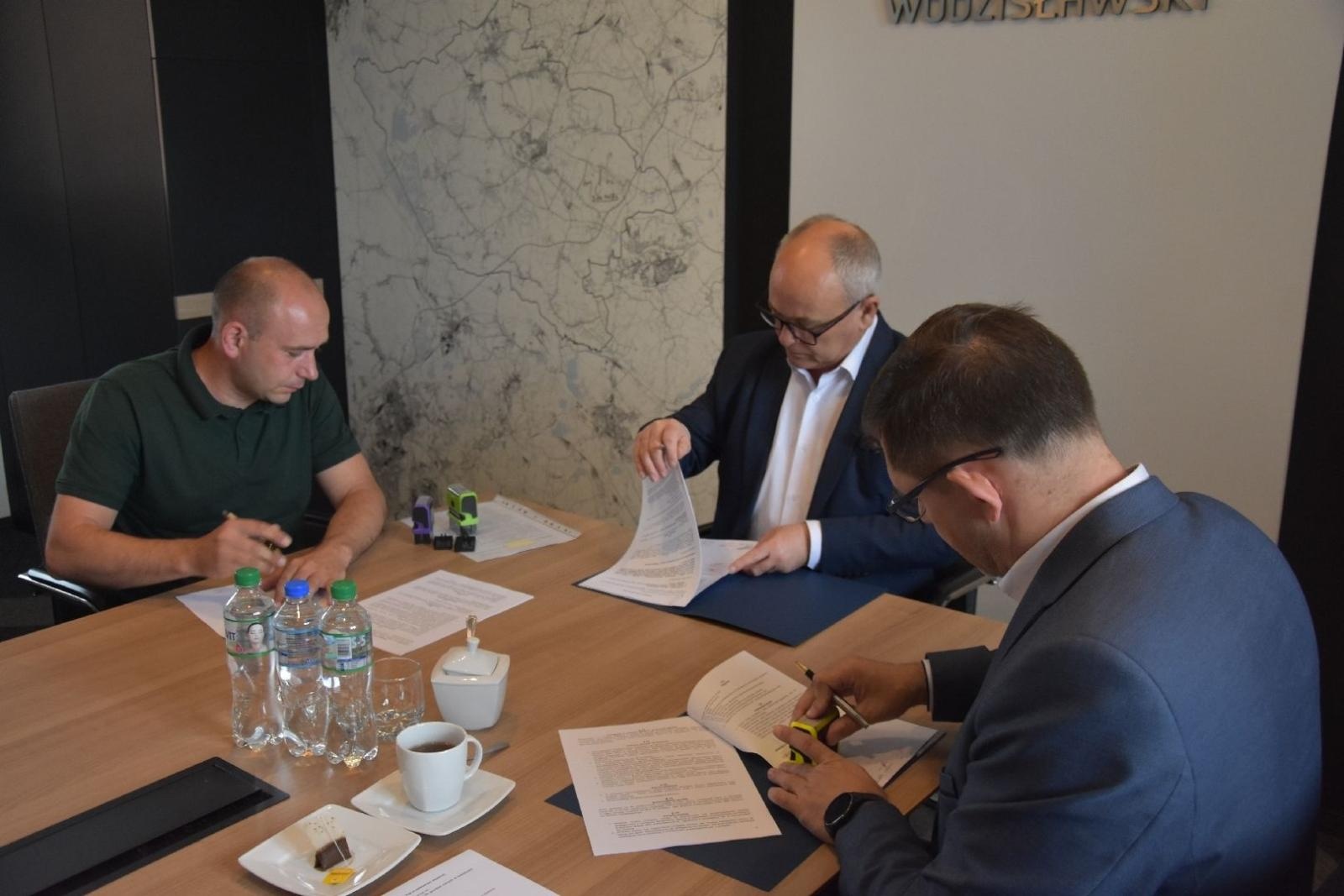 Zdjęcie w galerii na portalu naszwodzislaw.com: Droga między Olzą i Uchylskiem zostanie przebudowana. Podpisano umowę wiadomości z regionu