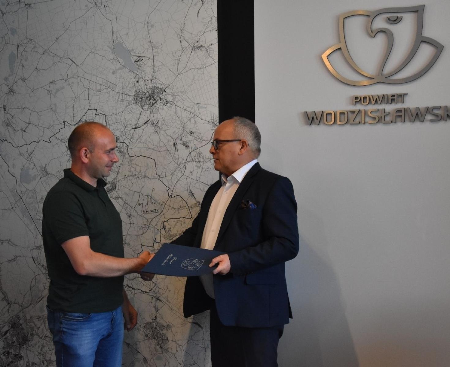 Zdjęcie w galerii na portalu naszwodzislaw.com: Droga między Olzą i Uchylskiem zostanie przebudowana. Podpisano umowę wiadomości z regionu