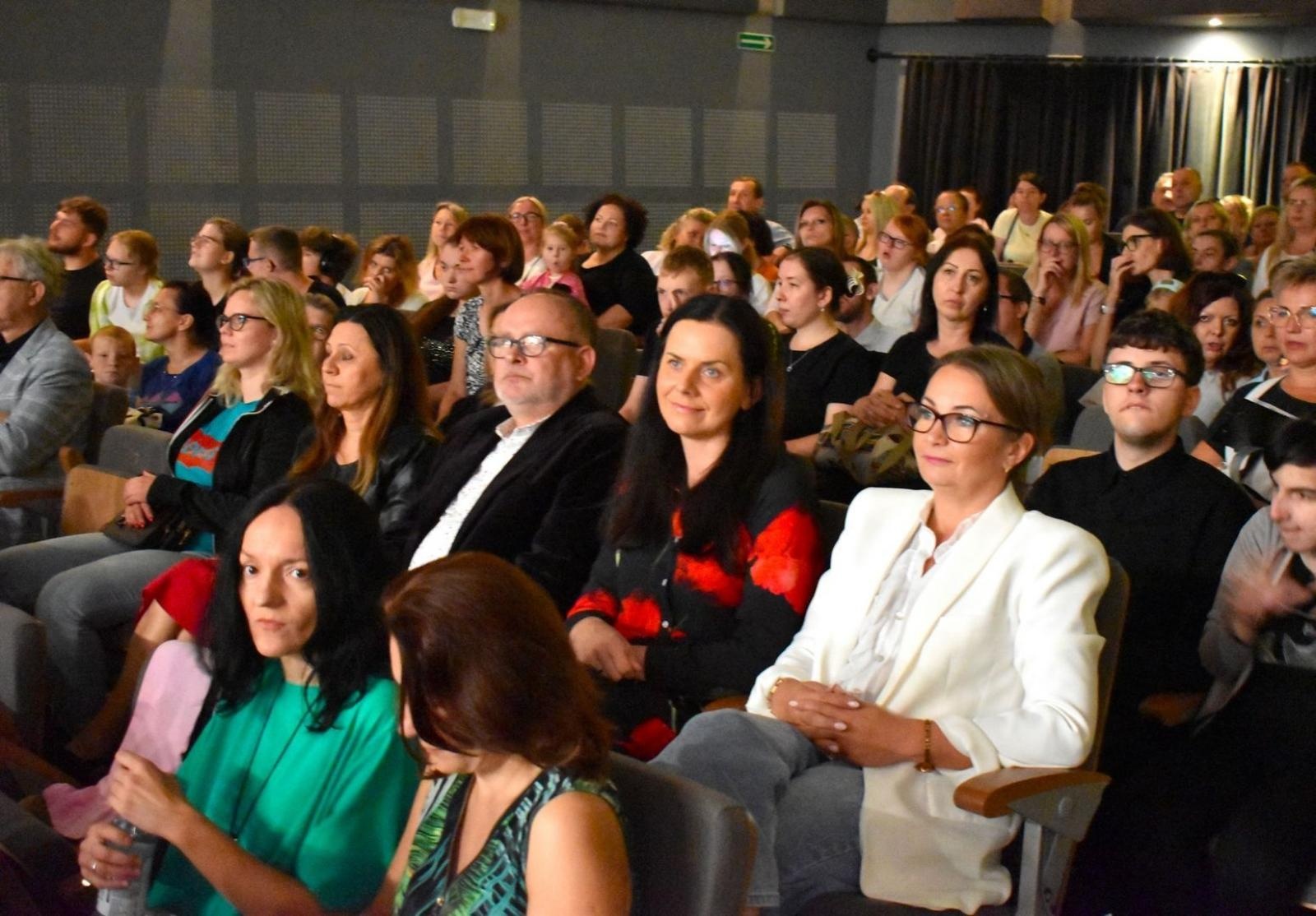 Zdjęcie w galerii na portalu naszwodzislaw.com: Dzieci - Rodzicom. Wzruszający koncert w WCK [FOTO] wiadomości z regionu