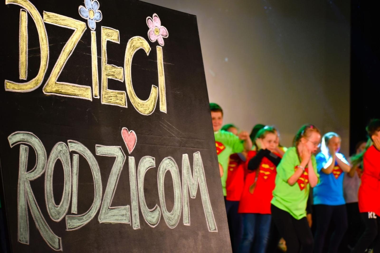 Zdjęcie w galerii na portalu naszwodzislaw.com: Dzieci - Rodzicom. Wzruszający koncert w WCK [FOTO] wiadomości z regionu