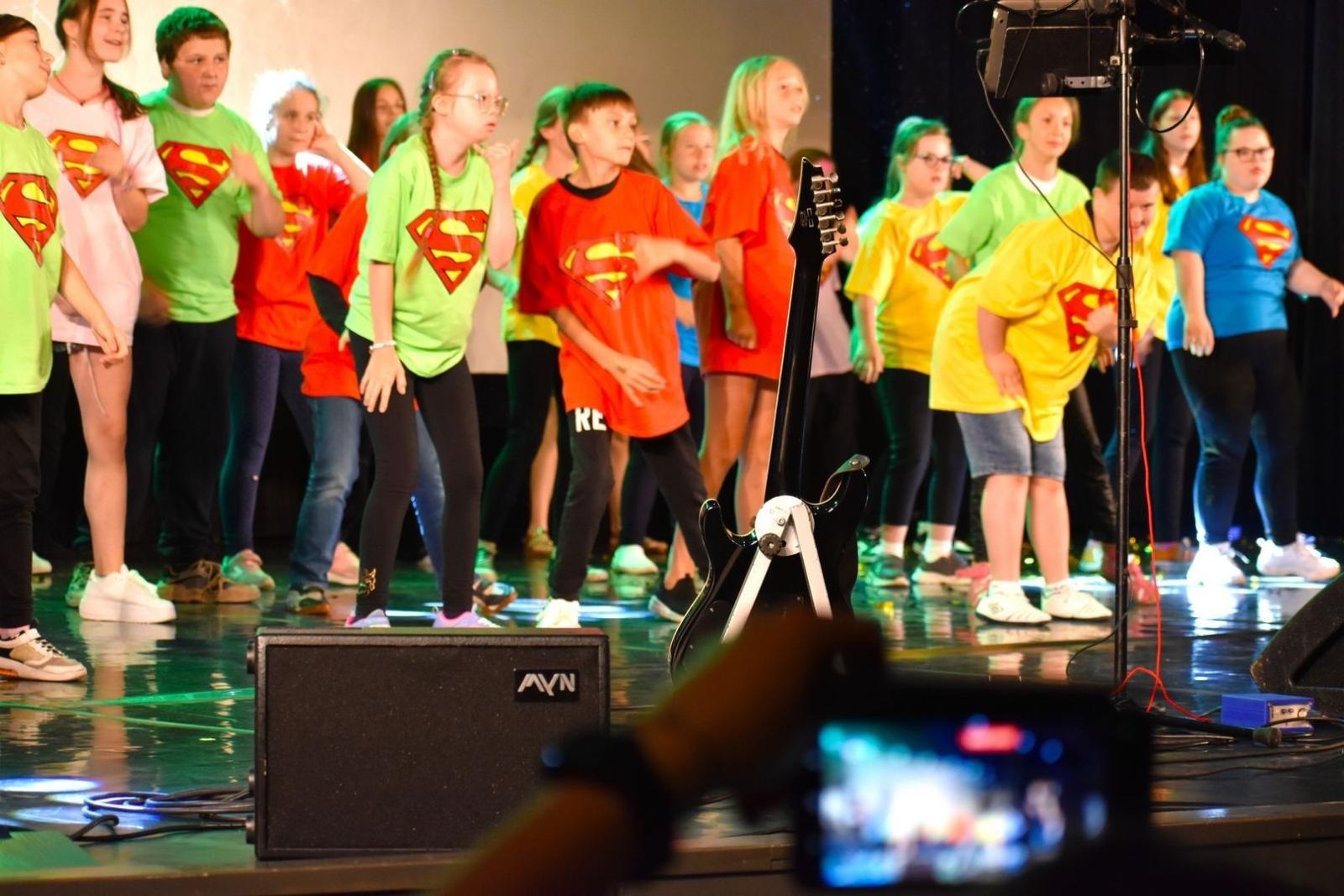 Zdjęcie w galerii na portalu naszwodzislaw.com: Dzieci - Rodzicom. Wzruszający koncert w WCK [FOTO] wiadomości z regionu