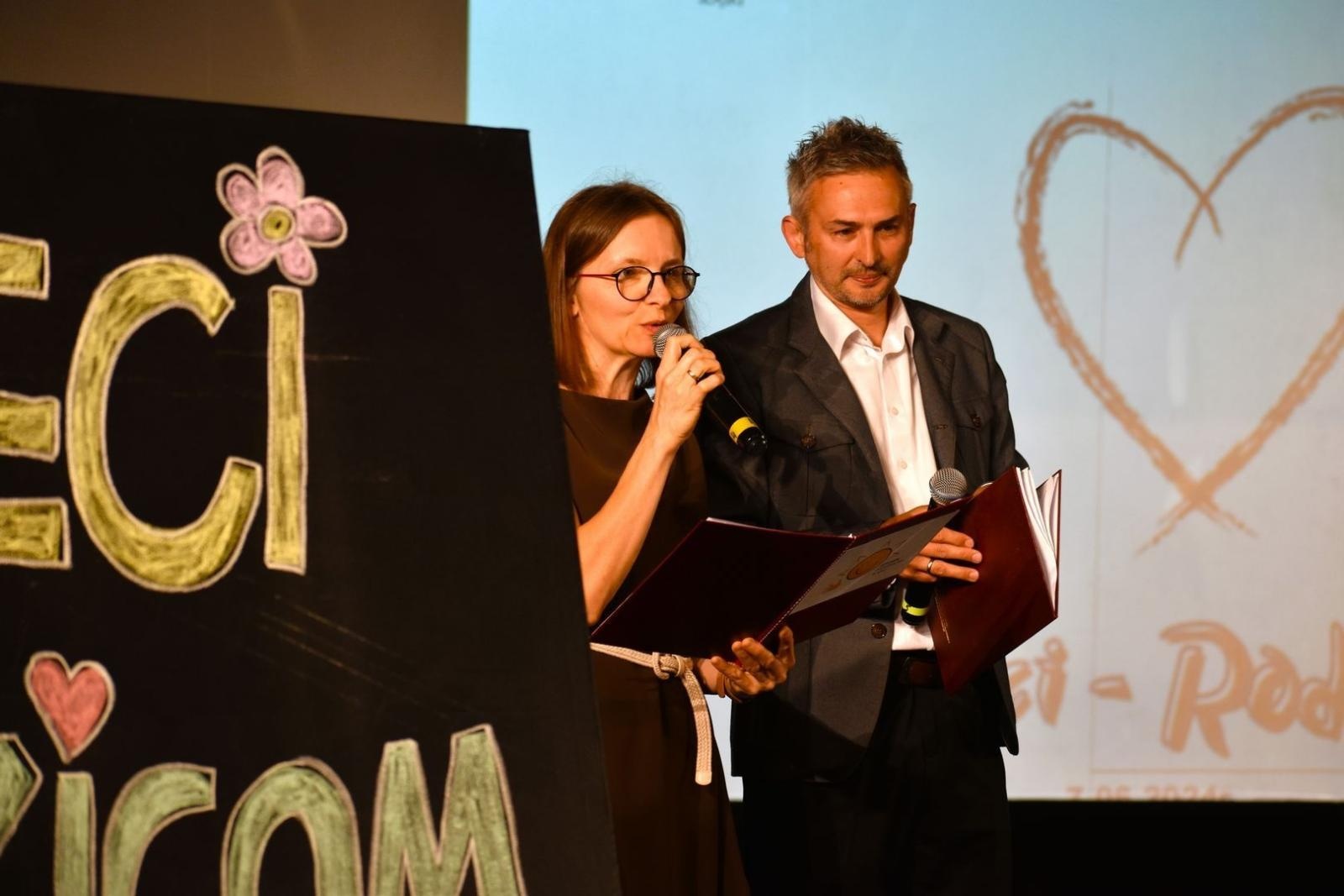 Zdjęcie w galerii na portalu naszwodzislaw.com: Dzieci - Rodzicom. Wzruszający koncert w WCK [FOTO] wiadomości z regionu