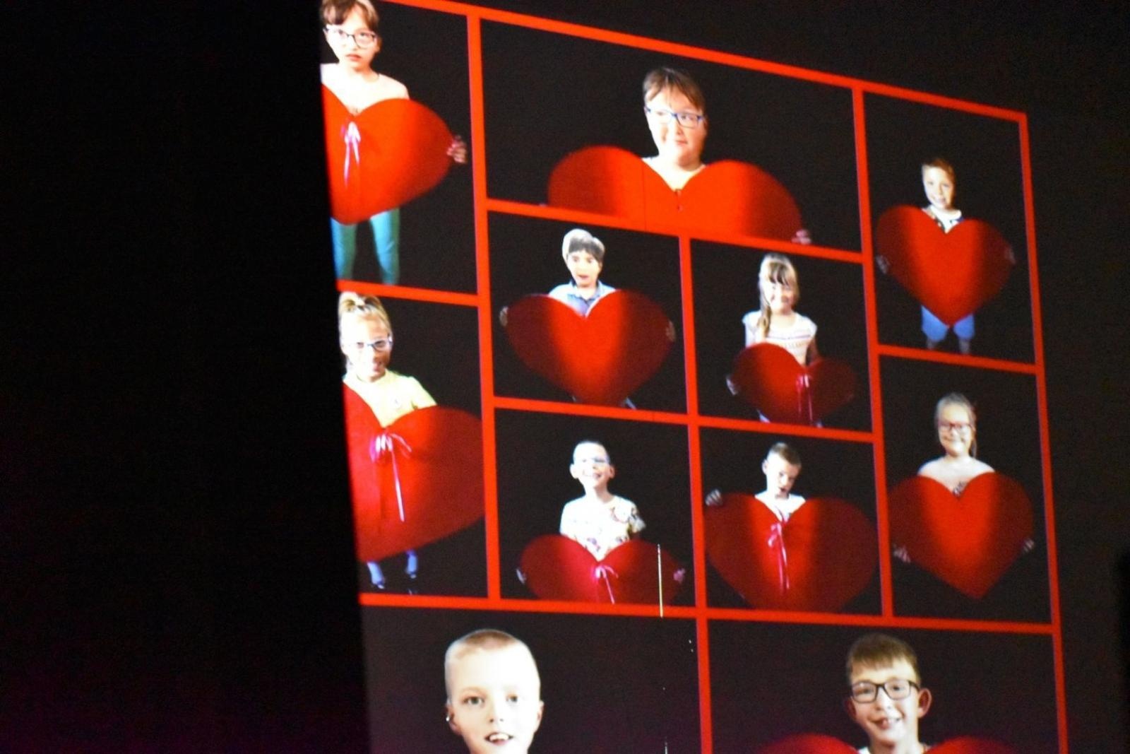 Zdjęcie w galerii na portalu naszwodzislaw.com: Dzieci - Rodzicom. Wzruszający koncert w WCK [FOTO] wiadomości z regionu