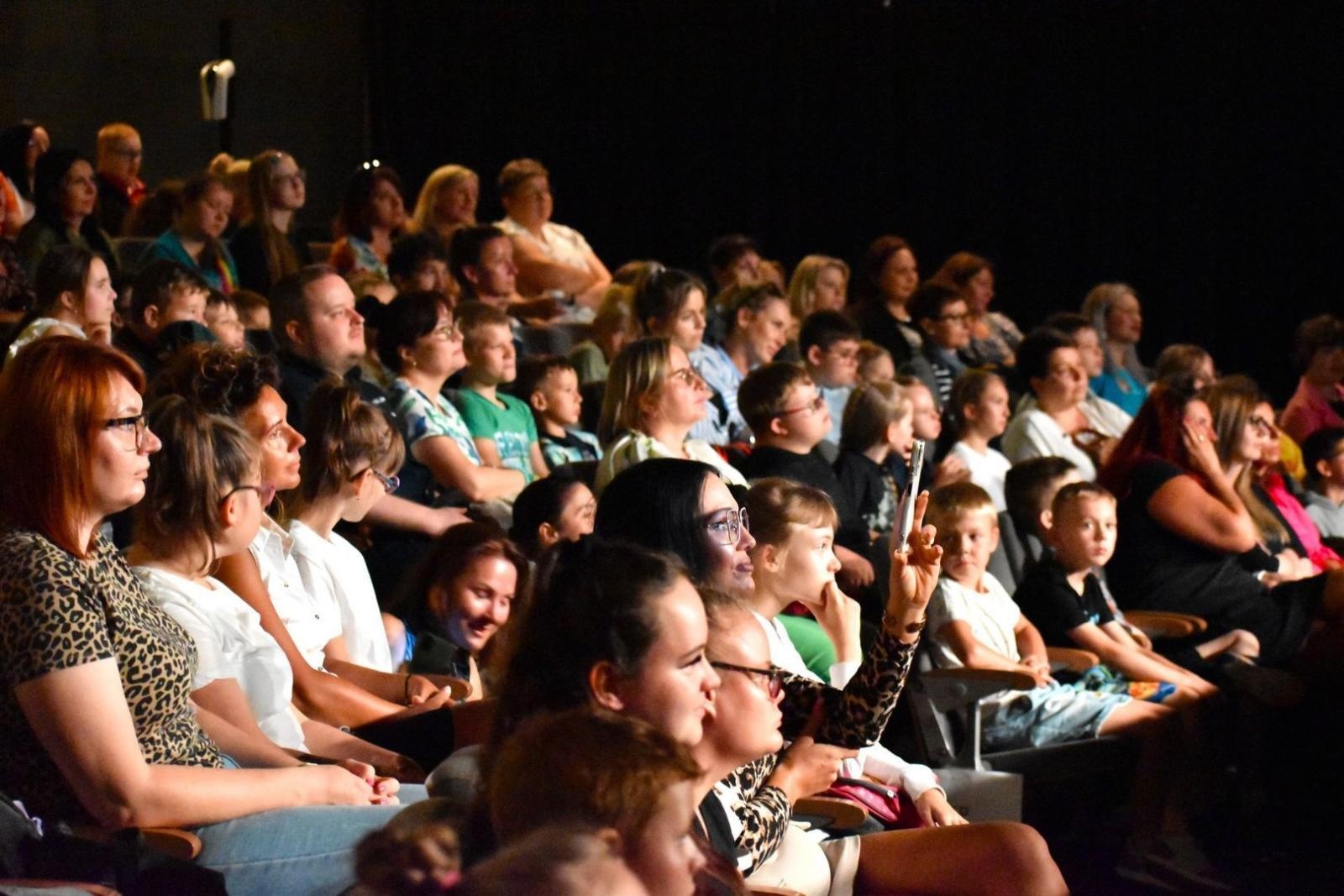 Zdjęcie w galerii na portalu naszwodzislaw.com: Dzieci - Rodzicom. Wzruszający koncert w WCK [FOTO] wiadomości z regionu