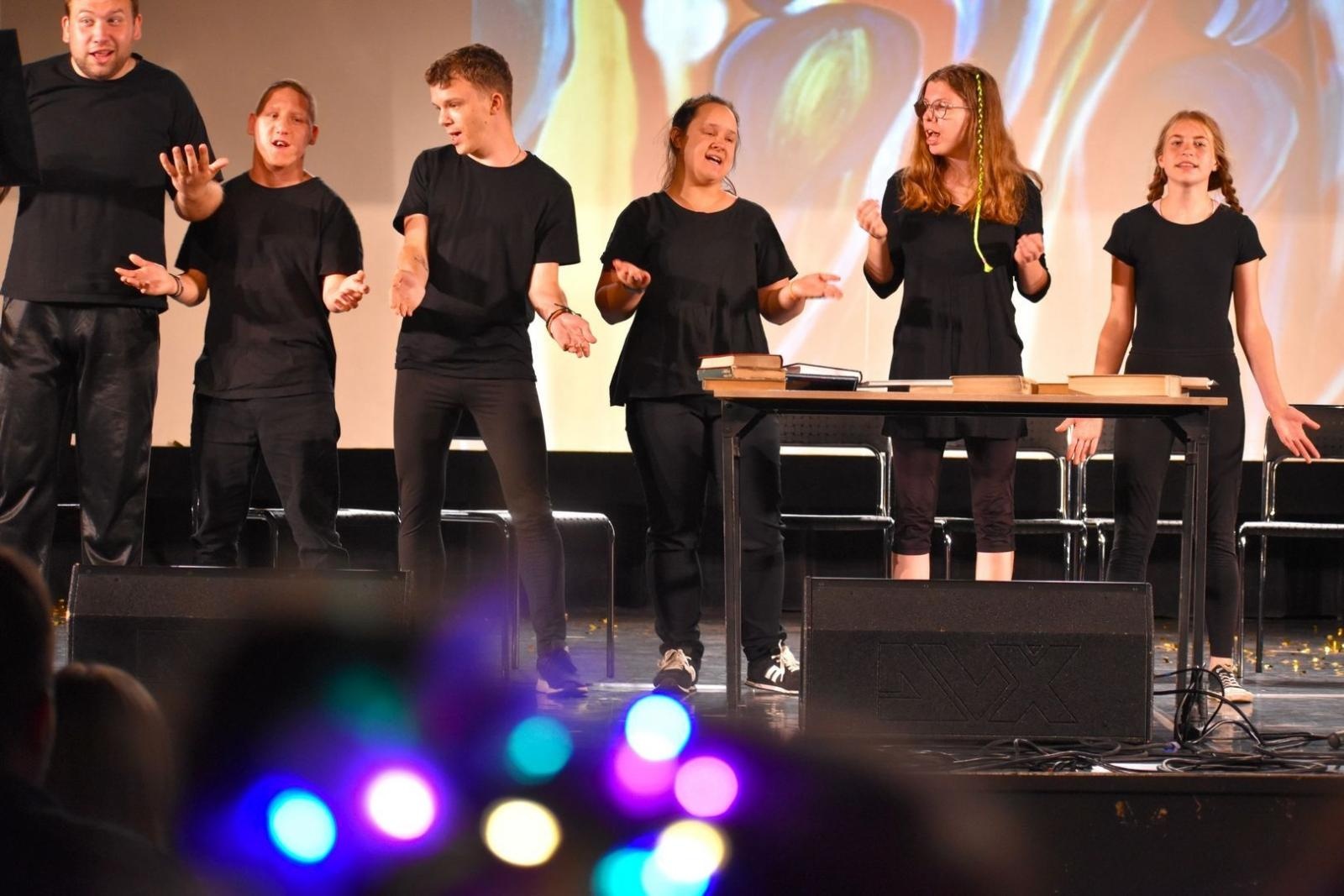 Zdjęcie w galerii na portalu naszwodzislaw.com: Dzieci - Rodzicom. Wzruszający koncert w WCK [FOTO] wiadomości z regionu