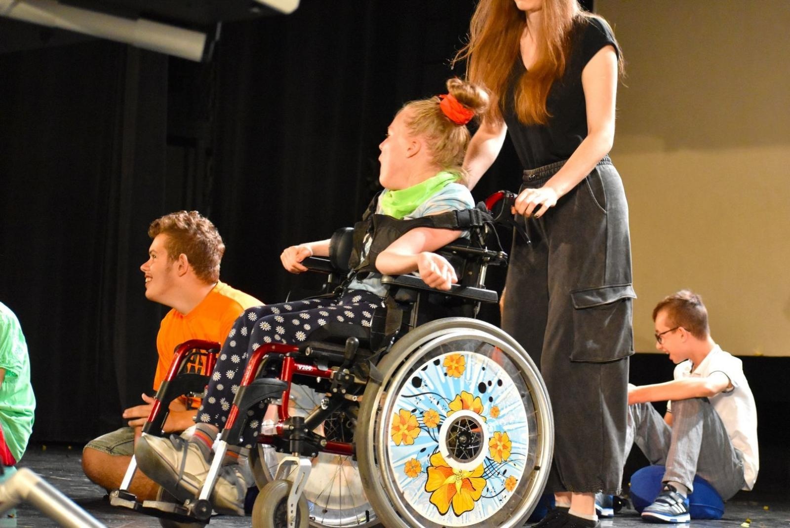 Zdjęcie w galerii na portalu naszwodzislaw.com: Dzieci - Rodzicom. Wzruszający koncert w WCK [FOTO] wiadomości z regionu