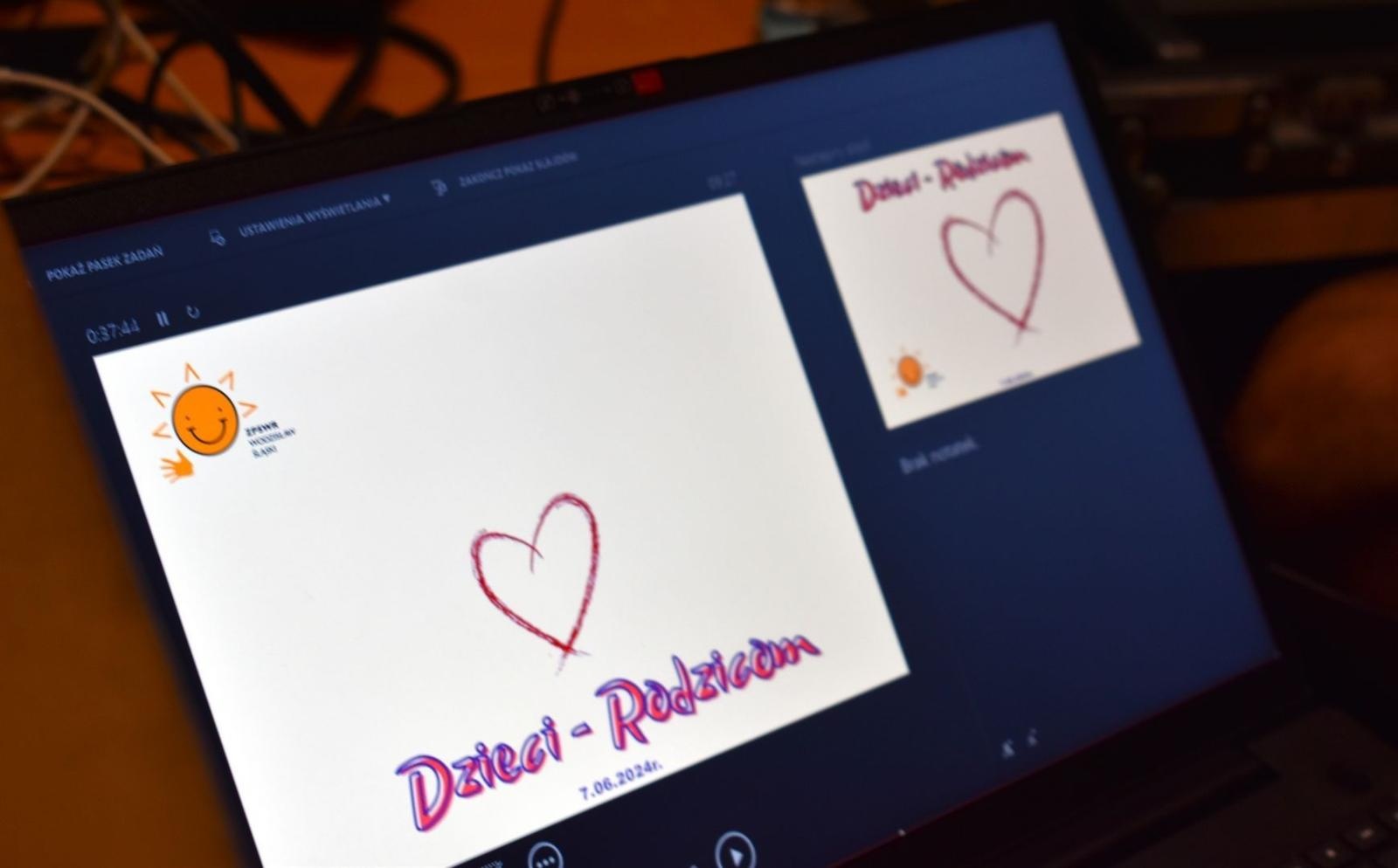 Zdjęcie w galerii na portalu naszwodzislaw.com: Dzieci - Rodzicom. Wzruszający koncert w WCK [FOTO] wiadomości z regionu