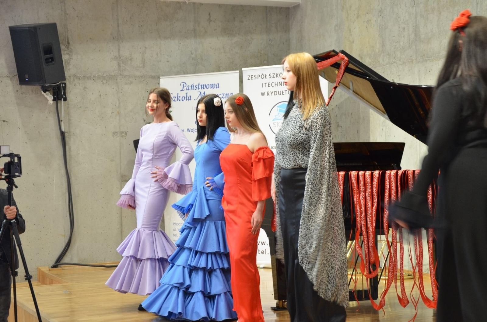 Zdjęcie w galerii na portalu naszwodzislaw.com: Dźwięki Mody. Niezwykły pokaz za nami [FOTO] wiadomości z regionu