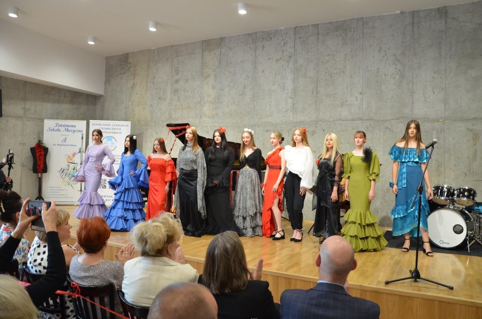 Zdjęcie w galerii na portalu naszwodzislaw.com: Dźwięki Mody. Niezwykły pokaz za nami [FOTO] wiadomości z regionu