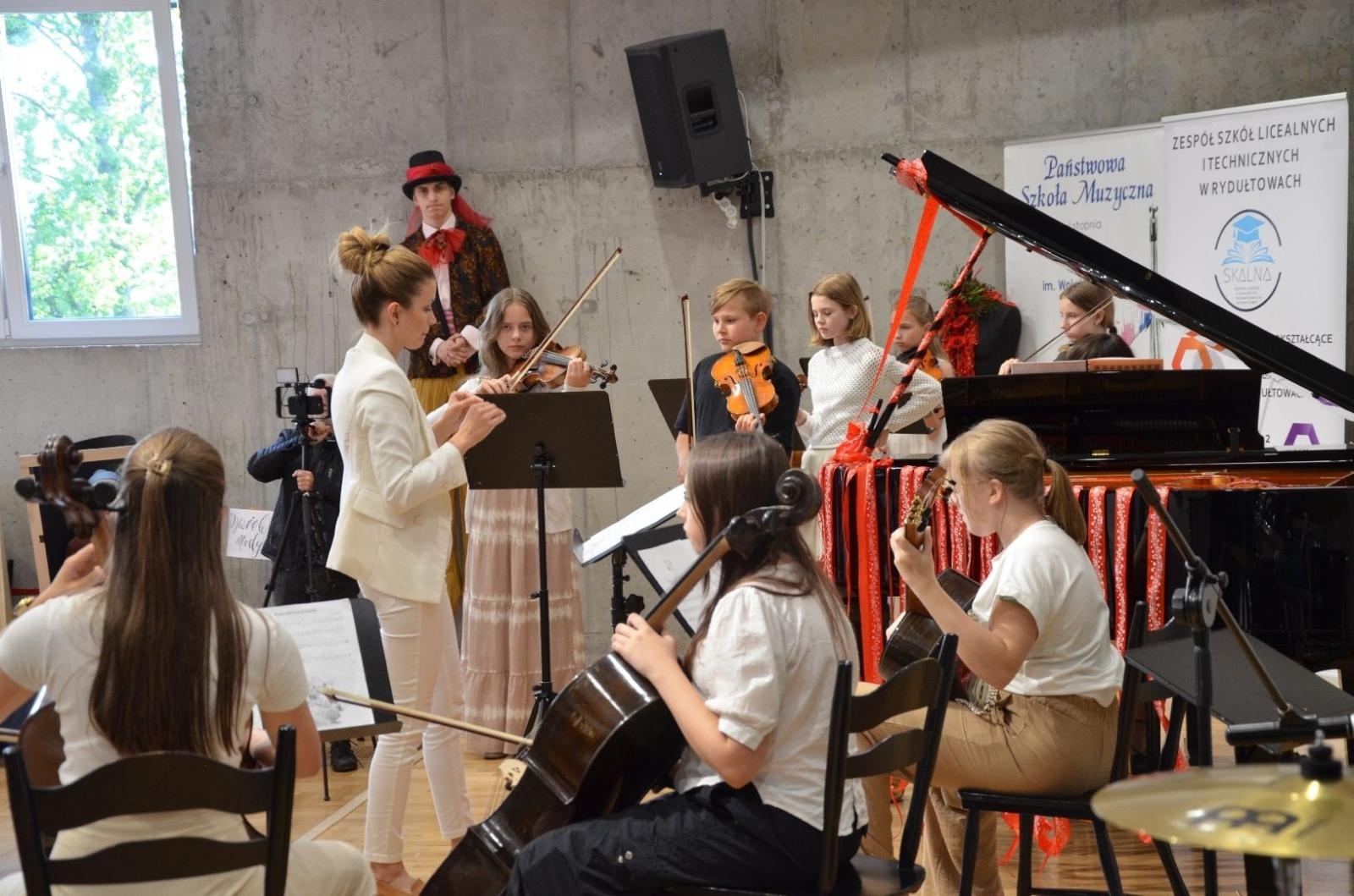 Zdjęcie w galerii na portalu naszwodzislaw.com: Dźwięki Mody. Niezwykły pokaz za nami [FOTO] wiadomości z regionu