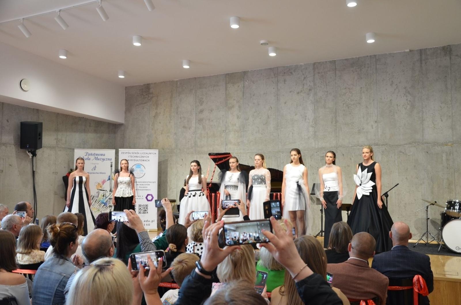 Zdjęcie w galerii na portalu naszwodzislaw.com: Dźwięki Mody. Niezwykły pokaz za nami [FOTO] wiadomości z regionu