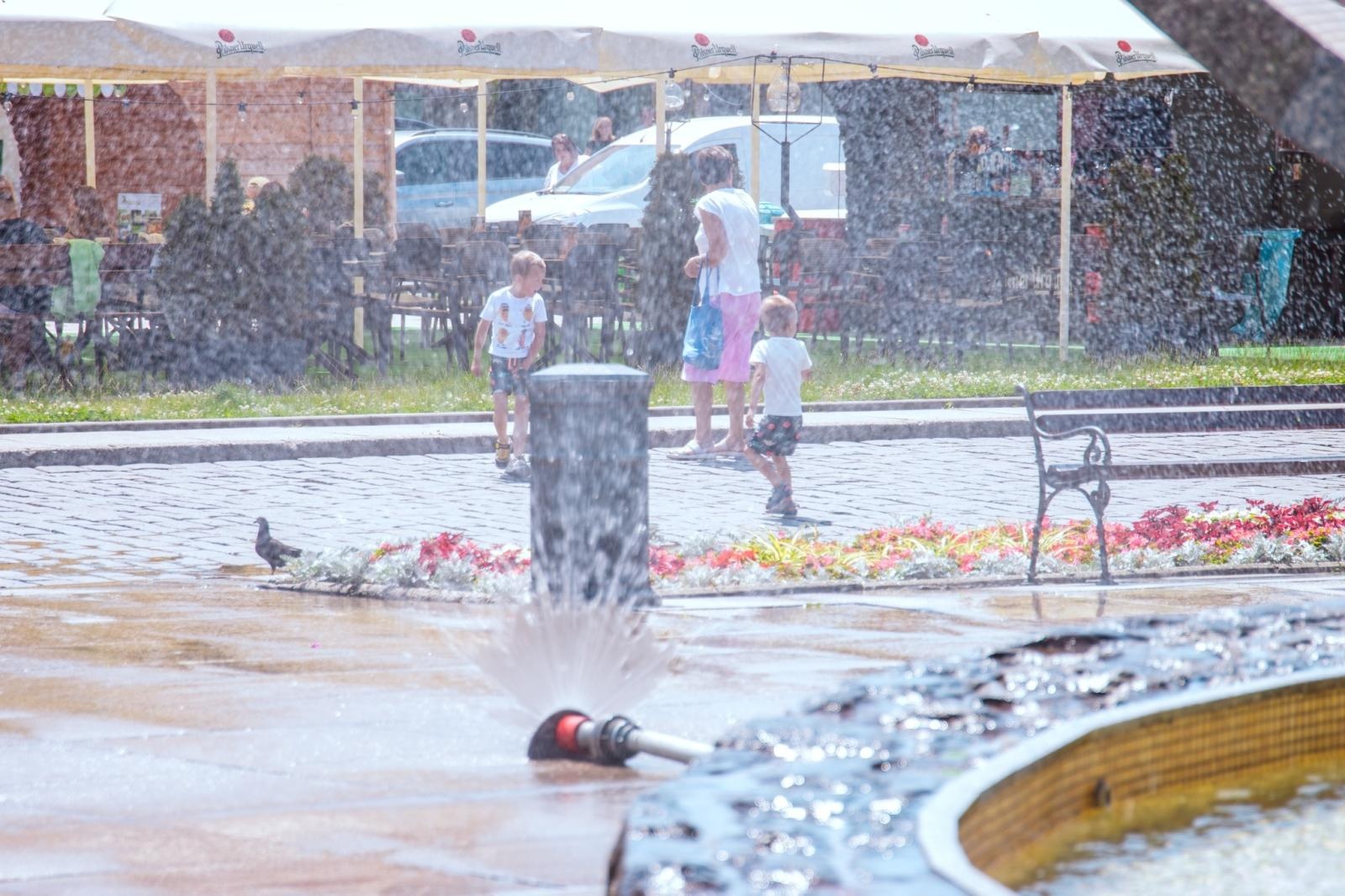 Zdjęcie w galerii na portalu naszwodzislaw.com: Kurtyny wodne na wodzisławskim rynku i Trzech Wzgórzach wiadomości z regionu