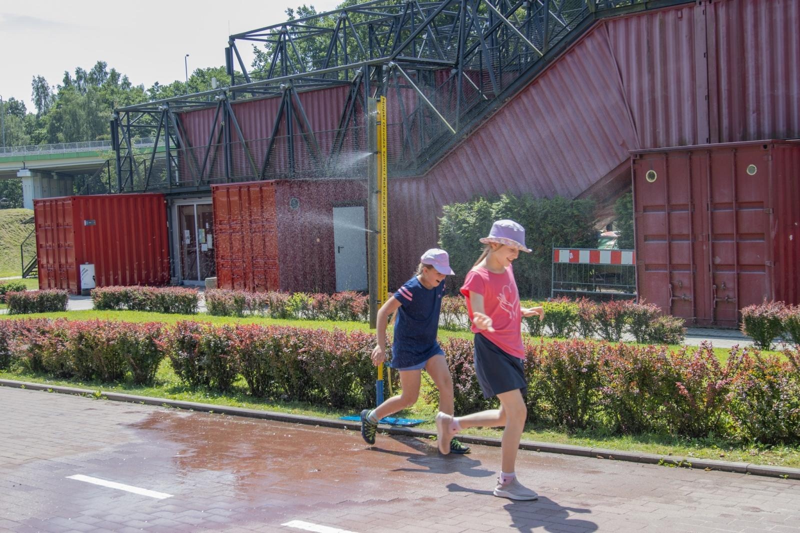 Zdjęcie w galerii na portalu naszwodzislaw.com: Kurtyny wodne na wodzisławskim rynku i Trzech Wzgórzach wiadomości z regionu