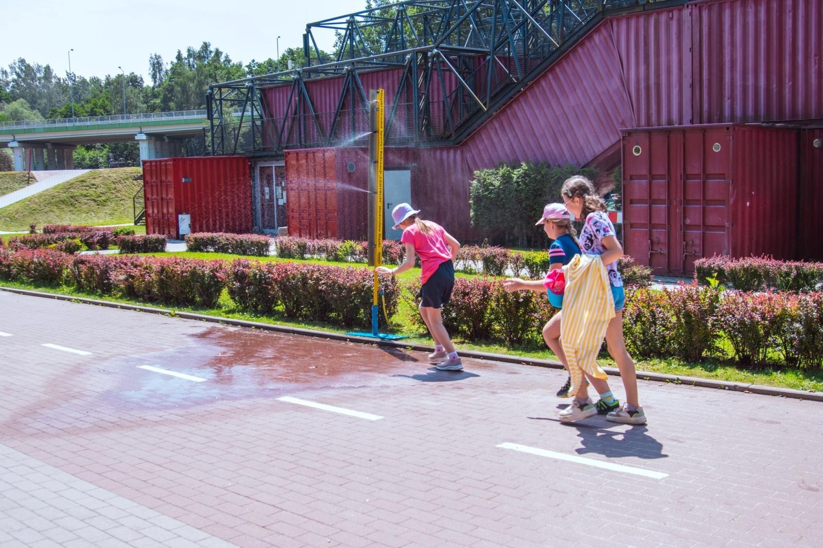 Zdjęcie w galerii na portalu naszwodzislaw.com: Kurtyny wodne na wodzisławskim rynku i Trzech Wzgórzach wiadomości z regionu