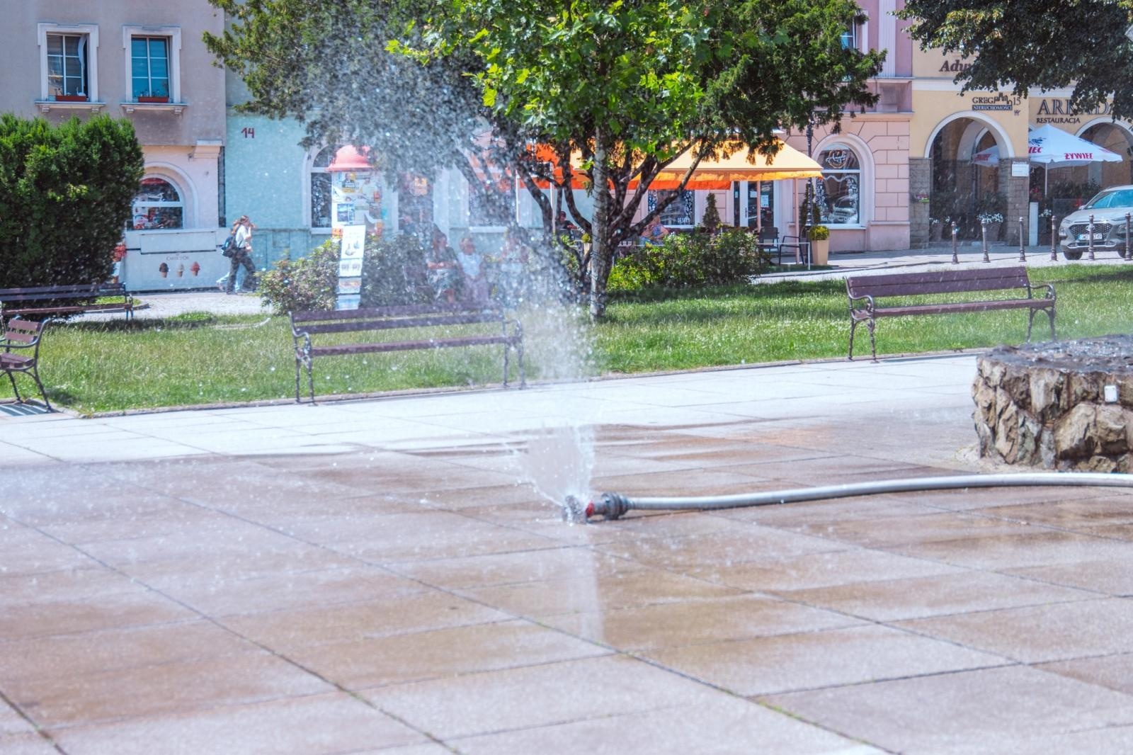 Zdjęcie w galerii na portalu naszwodzislaw.com: Kurtyny wodne na wodzisławskim rynku i Trzech Wzgórzach wiadomości z regionu