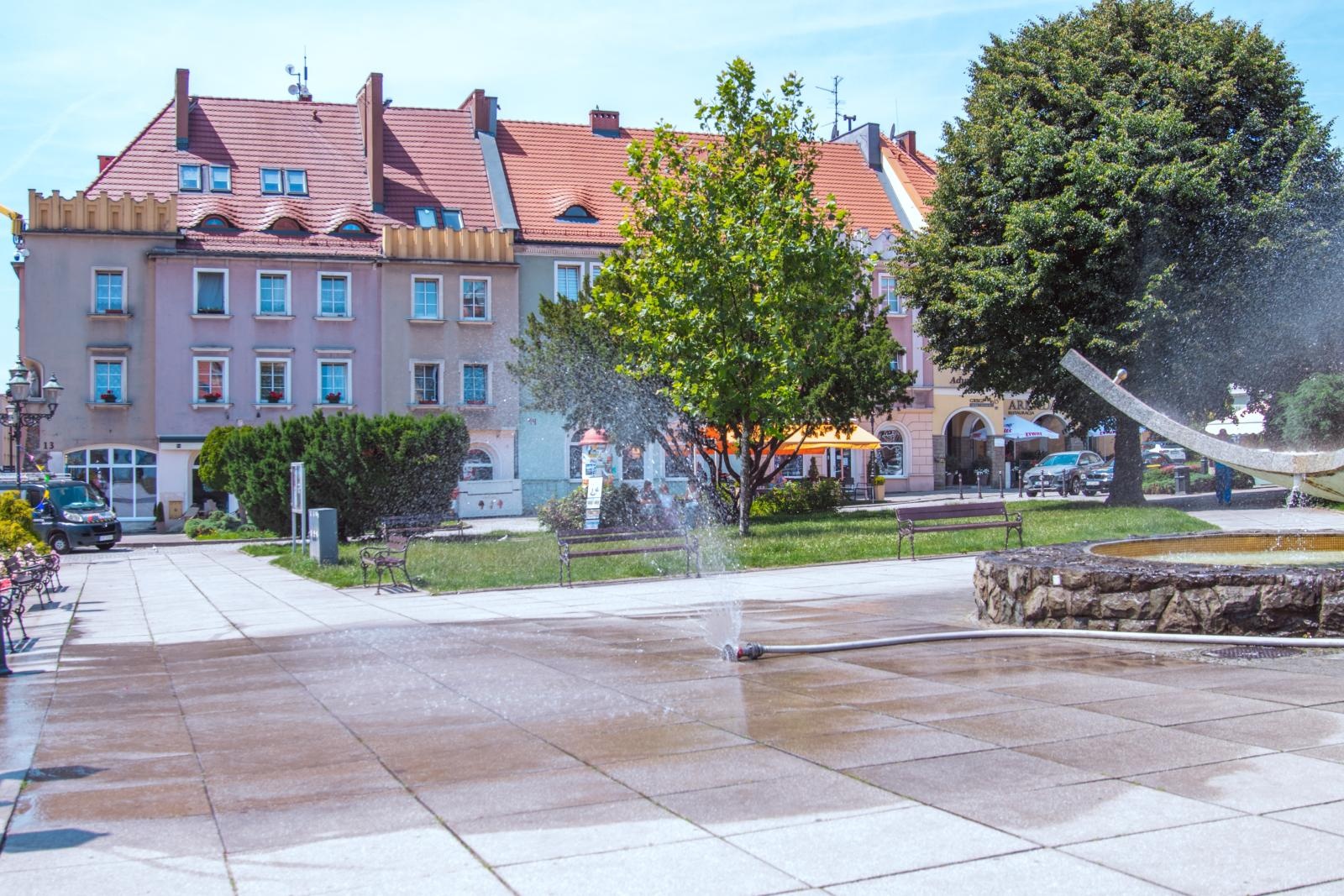 Zdjęcie w galerii na portalu naszwodzislaw.com: Kurtyny wodne na wodzisławskim rynku i Trzech Wzgórzach wiadomości z regionu