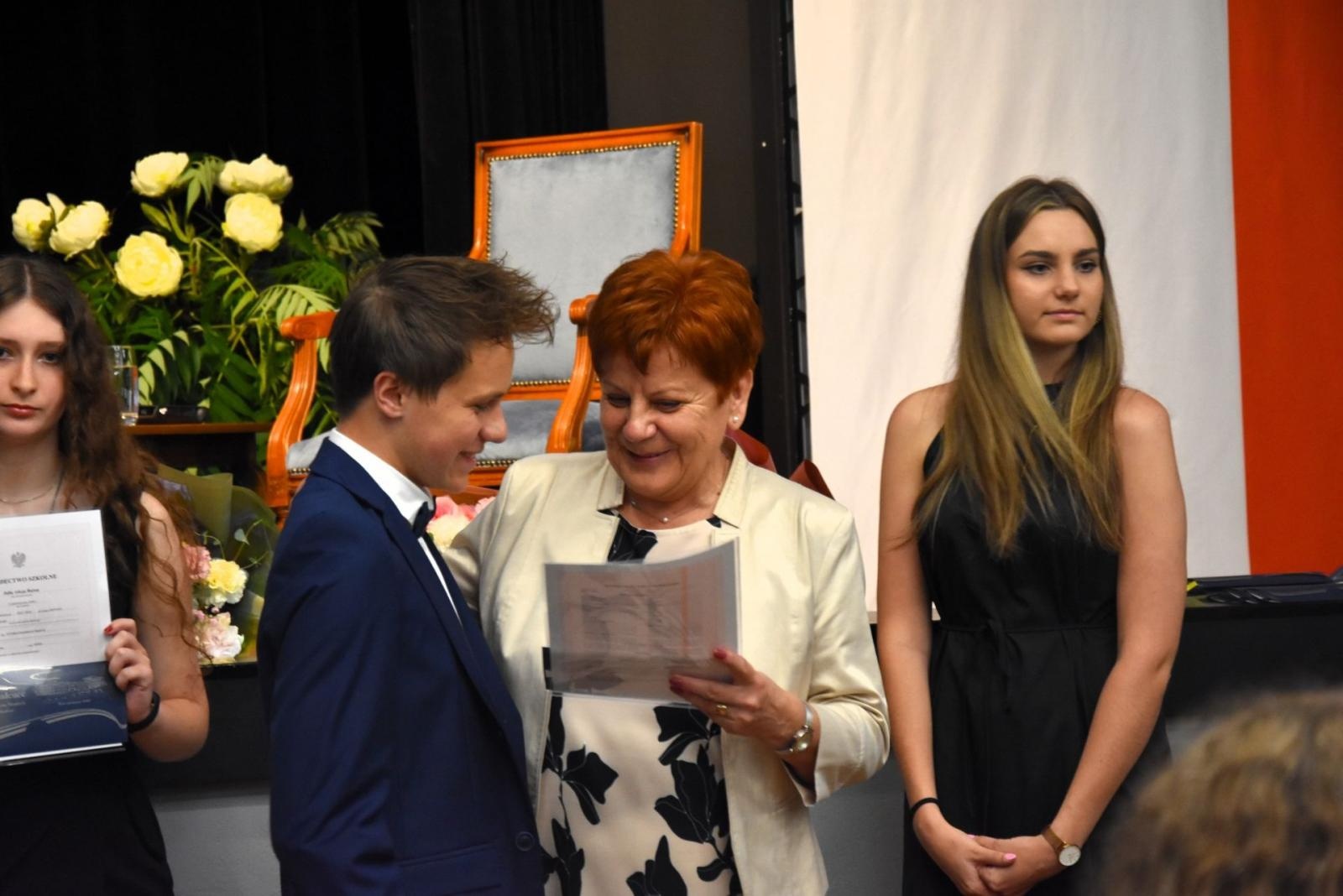 Zdjęcie w galerii na portalu naszwodzislaw.com: Odebrali świadectwa i rozpoczęli wakacje wiadomości z regionu