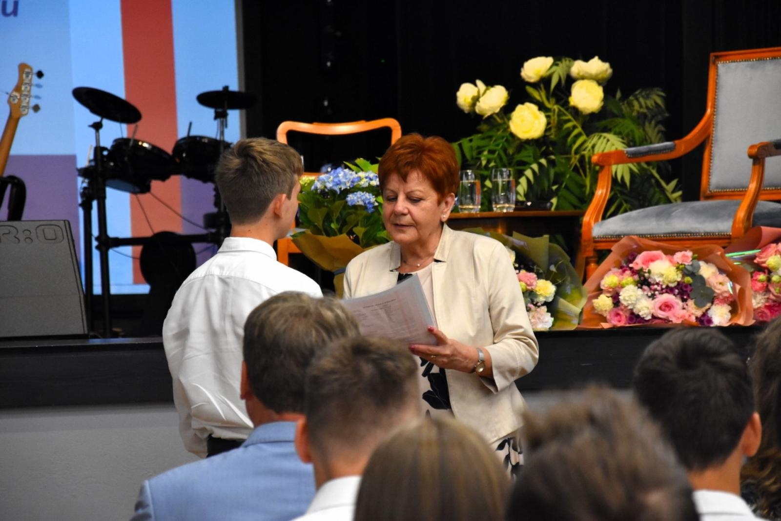 Zdjęcie w galerii na portalu naszwodzislaw.com: Odebrali świadectwa i rozpoczęli wakacje wiadomości z regionu