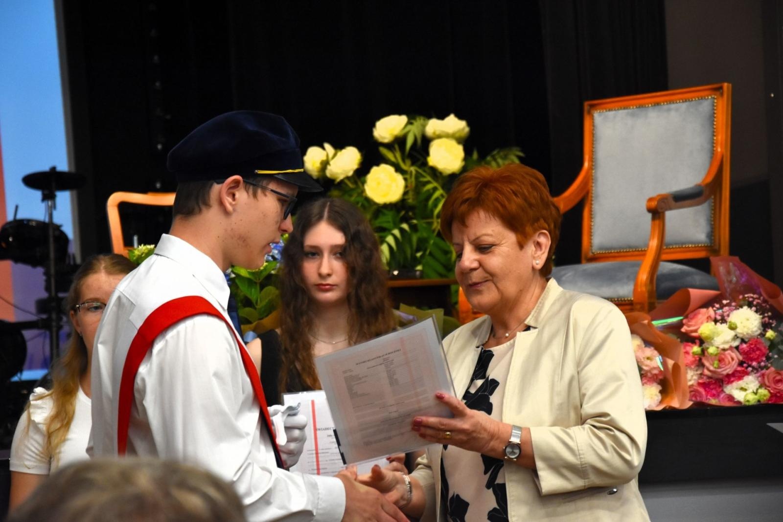 Zdjęcie w galerii na portalu naszwodzislaw.com: Odebrali świadectwa i rozpoczęli wakacje wiadomości z regionu