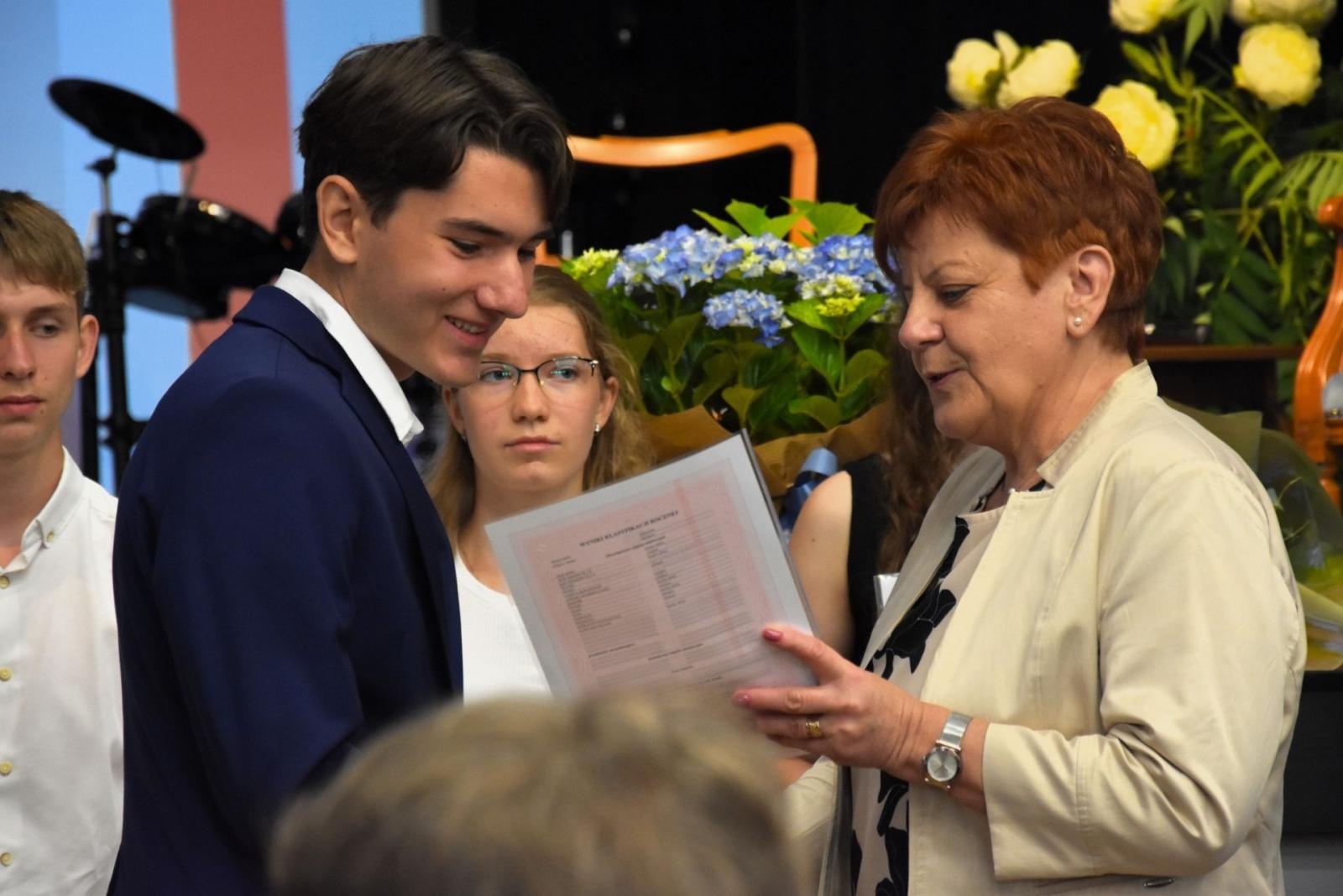 Zdjęcie w galerii na portalu naszwodzislaw.com: Odebrali świadectwa i rozpoczęli wakacje wiadomości z regionu