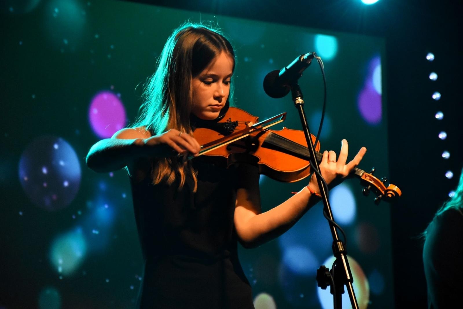 Zdjęcie w galerii na portalu naszwodzislaw.com: Odebrali świadectwa i rozpoczęli wakacje wiadomości z regionu