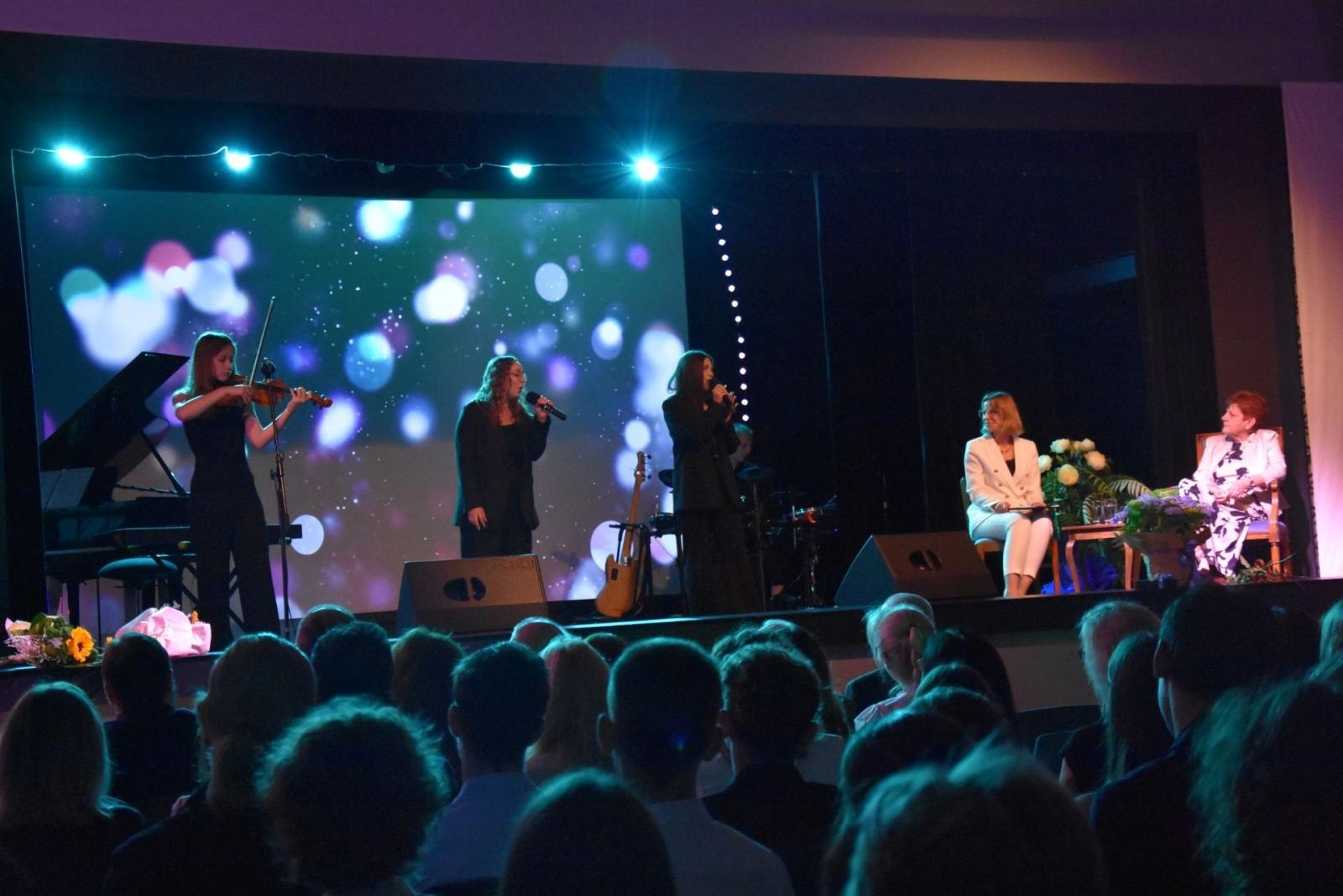 Zdjęcie w galerii na portalu naszwodzislaw.com: Odebrali świadectwa i rozpoczęli wakacje wiadomości z regionu