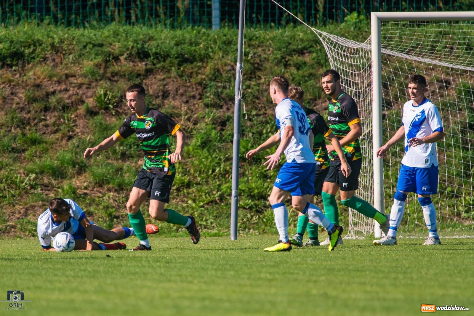 Zdjęcie w galerii na portalu naszwodzislaw.com: Unia Racibórz kontra Naprzód Syrynia. Podział punktów na zakończenie sezonu [FOTO] wiadomości z regionu