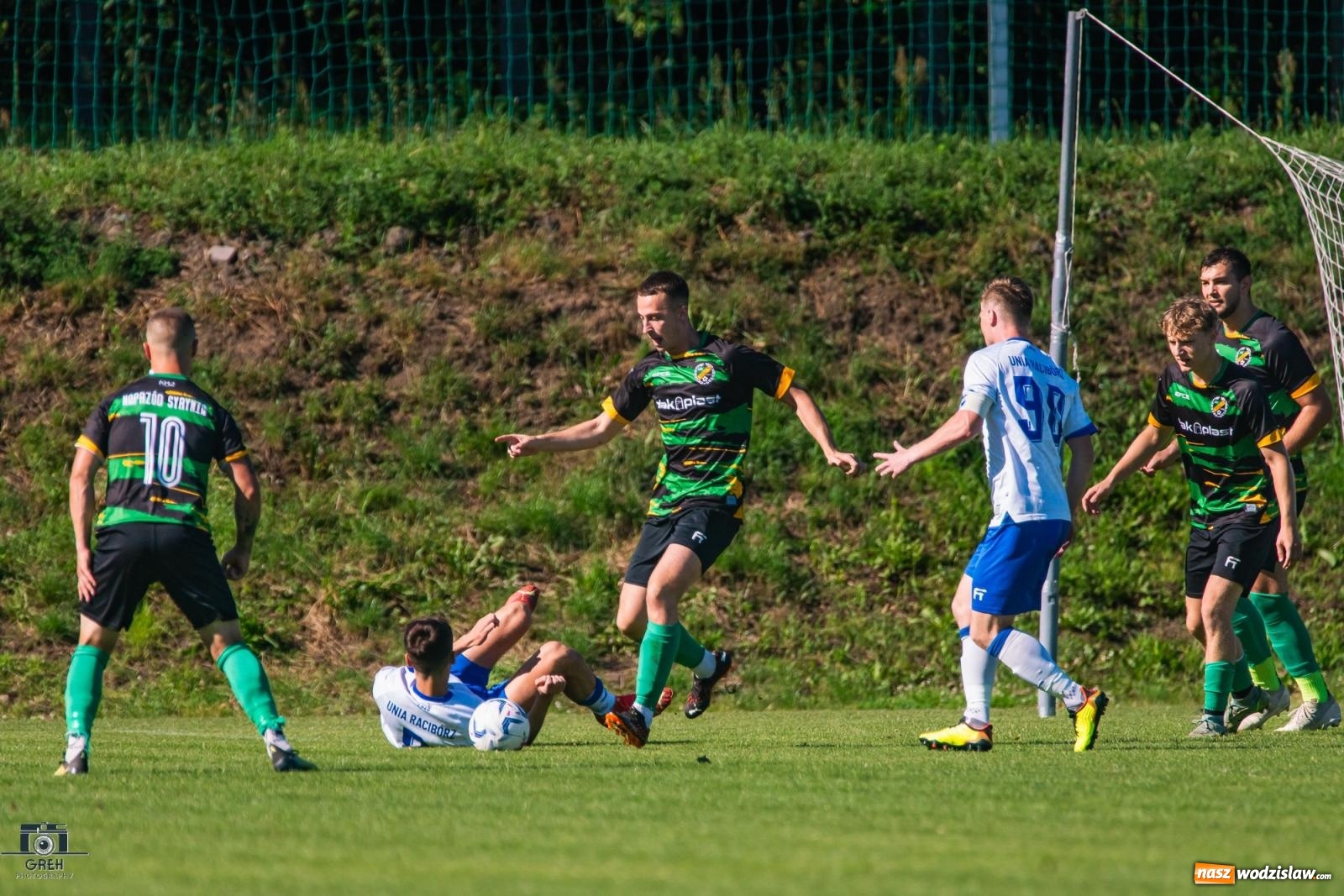 Zdjęcie w galerii na portalu naszwodzislaw.com: Unia Racibórz kontra Naprzód Syrynia. Podział punktów na zakończenie sezonu [FOTO] wiadomości z regionu