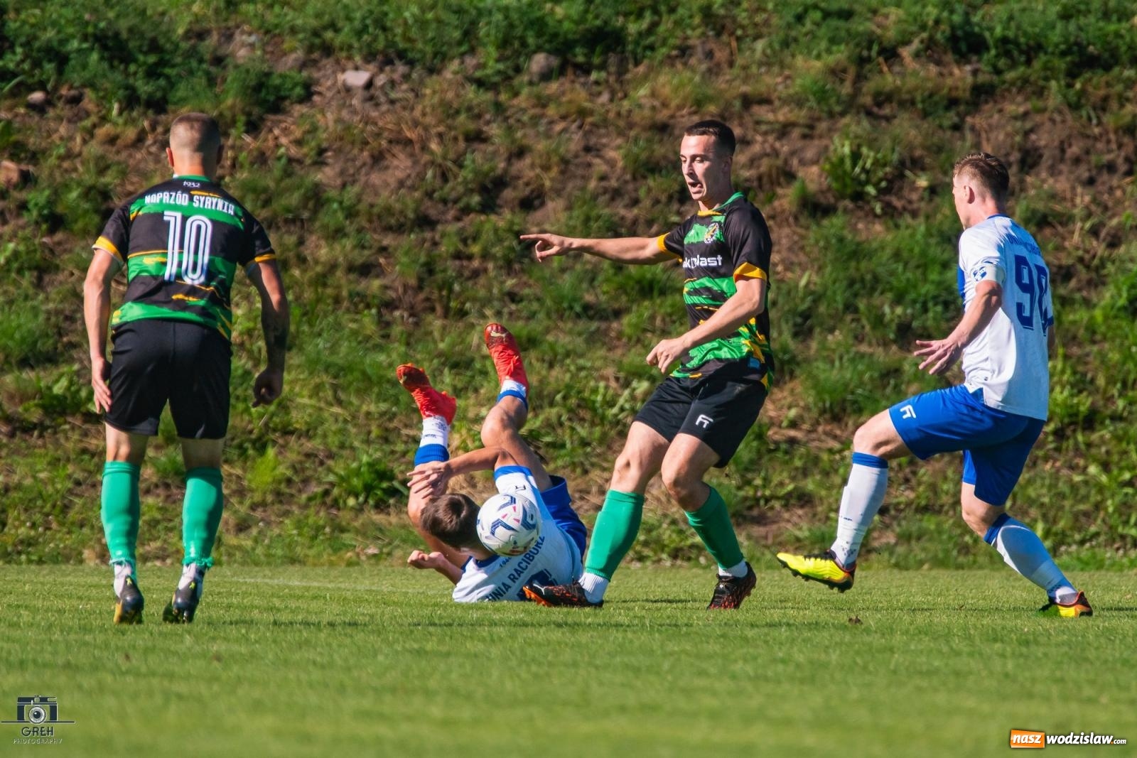 Zdjęcie w galerii na portalu naszwodzislaw.com: Unia Racibórz kontra Naprzód Syrynia. Podział punktów na zakończenie sezonu [FOTO] wiadomości z regionu