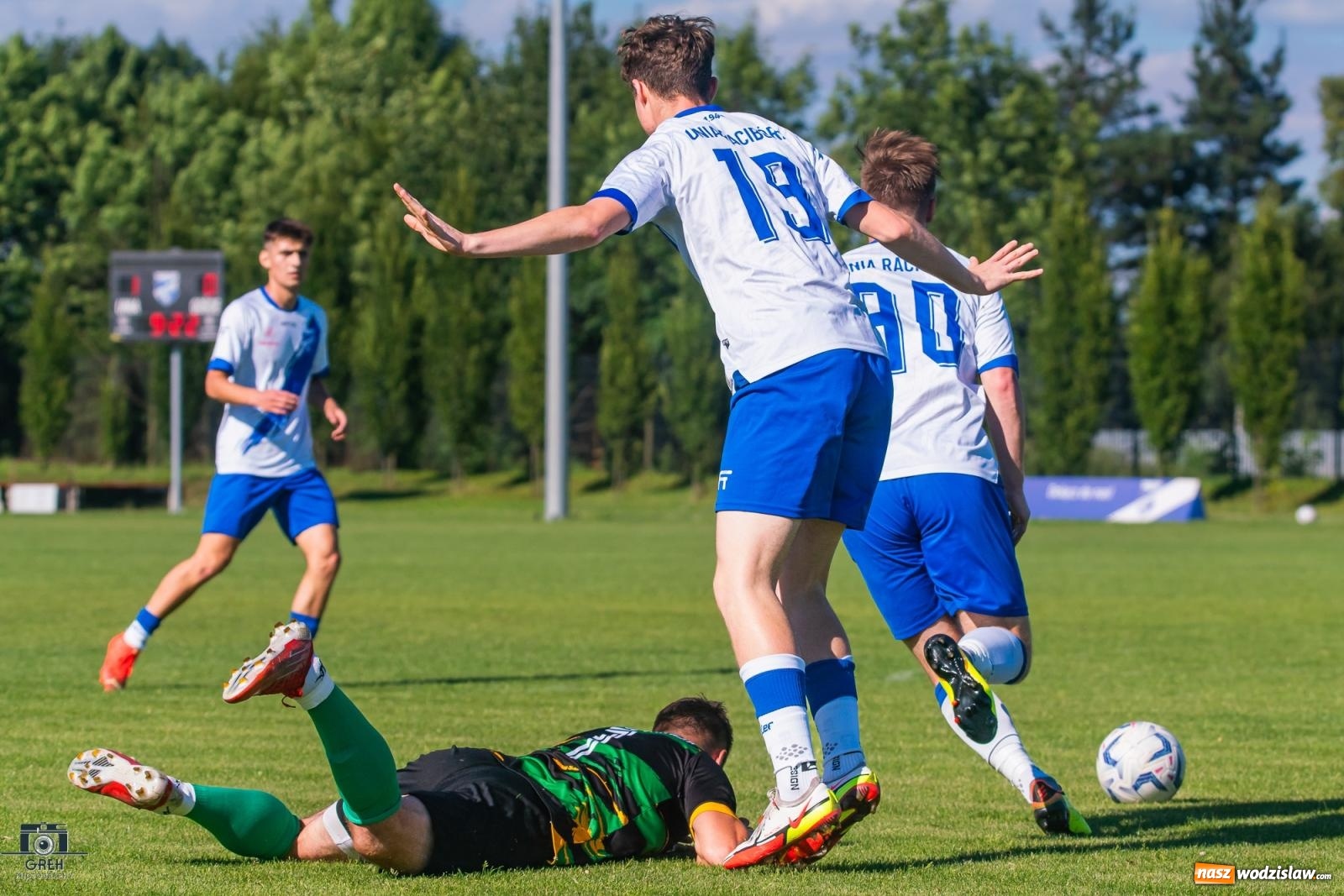 Zdjęcie w galerii na portalu naszwodzislaw.com: Unia Racibórz kontra Naprzód Syrynia. Podział punktów na zakończenie sezonu [FOTO] wiadomości z regionu