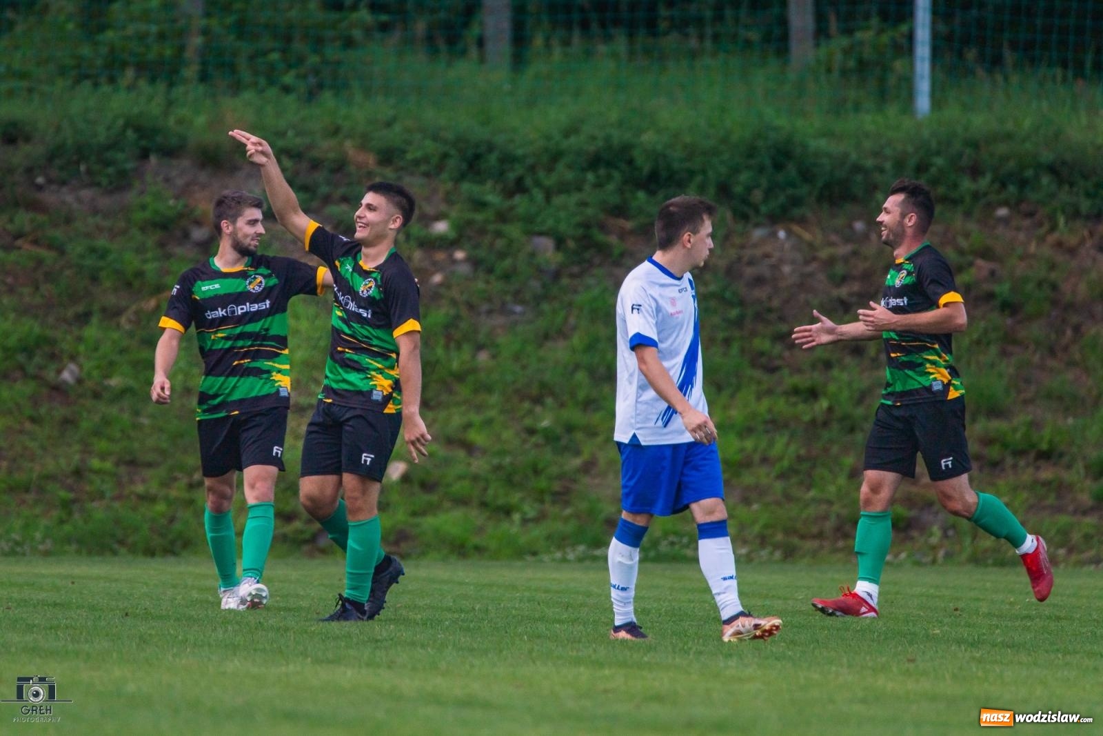 Zdjęcie w galerii na portalu naszwodzislaw.com: Unia Racibórz kontra Naprzód Syrynia. Podział punktów na zakończenie sezonu [FOTO] wiadomości z regionu