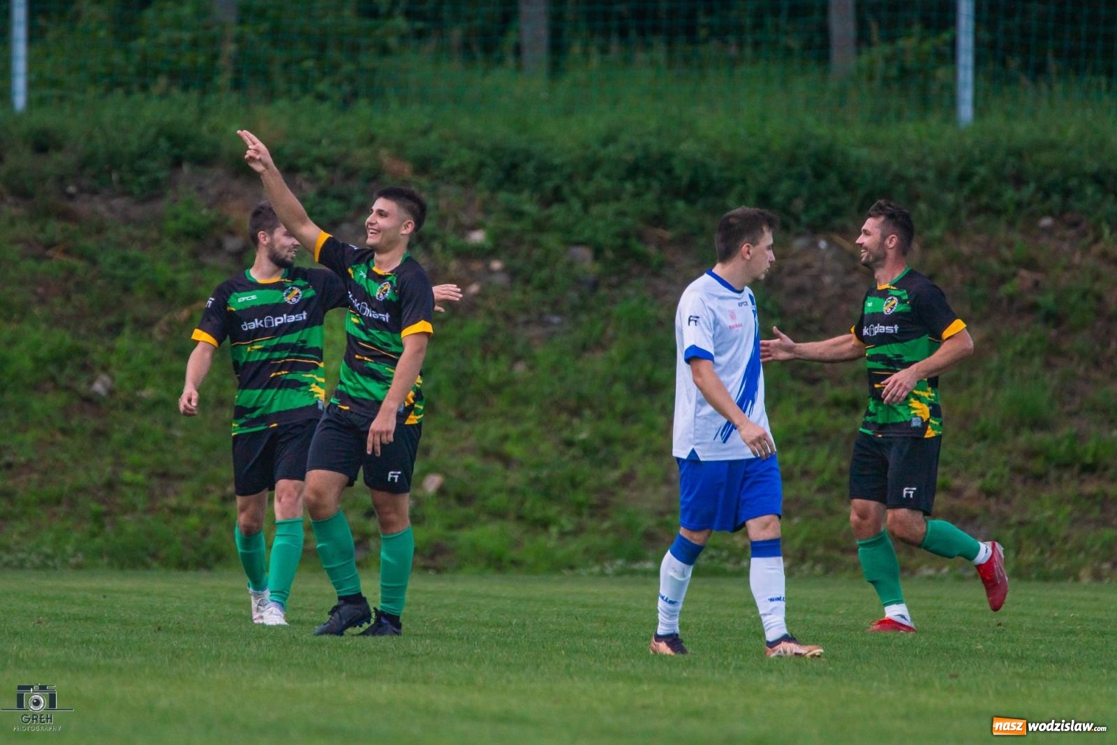 Zdjęcie w galerii na portalu naszwodzislaw.com: Unia Racibórz kontra Naprzód Syrynia. Podział punktów na zakończenie sezonu [FOTO] wiadomości z regionu