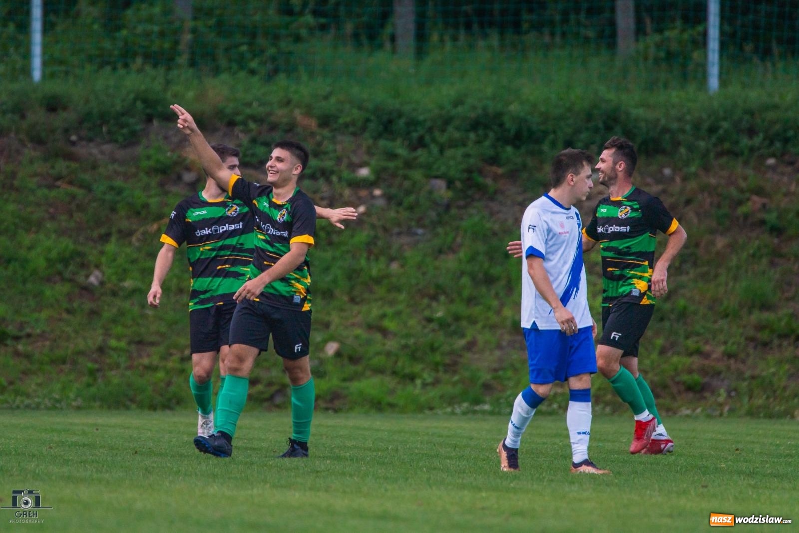 Zdjęcie w galerii na portalu naszwodzislaw.com: Unia Racibórz kontra Naprzód Syrynia. Podział punktów na zakończenie sezonu [FOTO] wiadomości z regionu