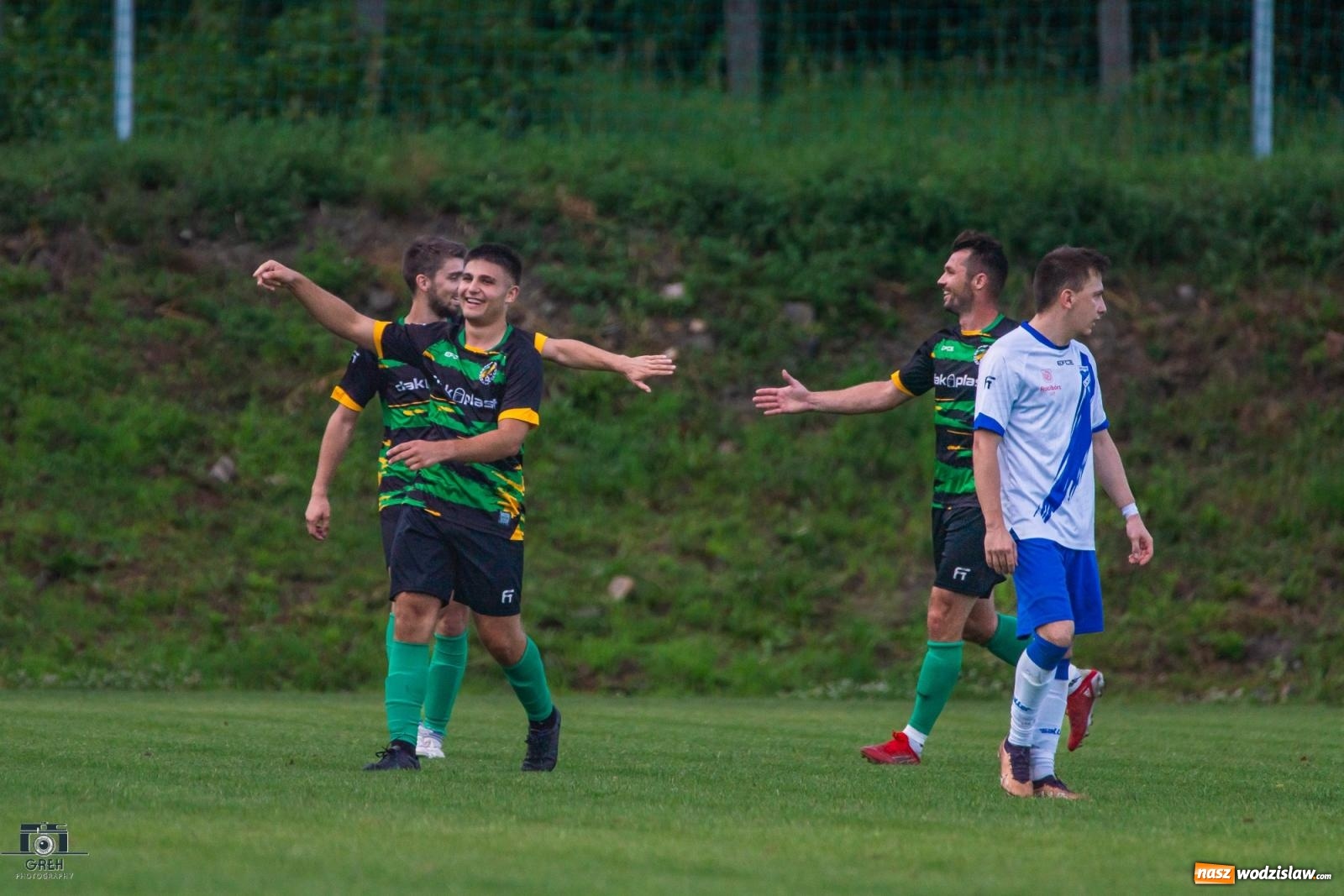 Zdjęcie w galerii na portalu naszwodzislaw.com: Unia Racibórz kontra Naprzód Syrynia. Podział punktów na zakończenie sezonu [FOTO] wiadomości z regionu