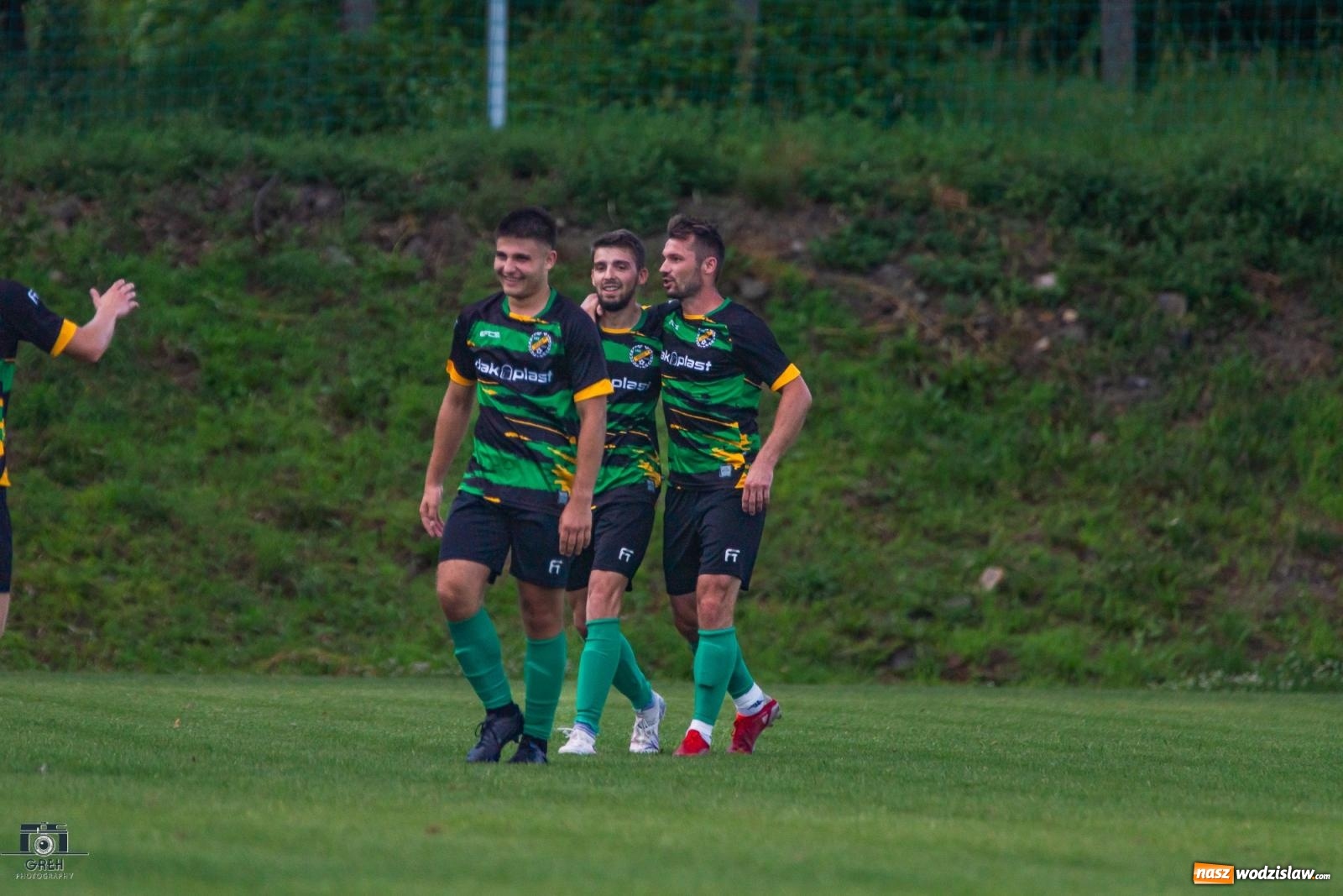 Zdjęcie w galerii na portalu naszwodzislaw.com: Unia Racibórz kontra Naprzód Syrynia. Podział punktów na zakończenie sezonu [FOTO] wiadomości z regionu