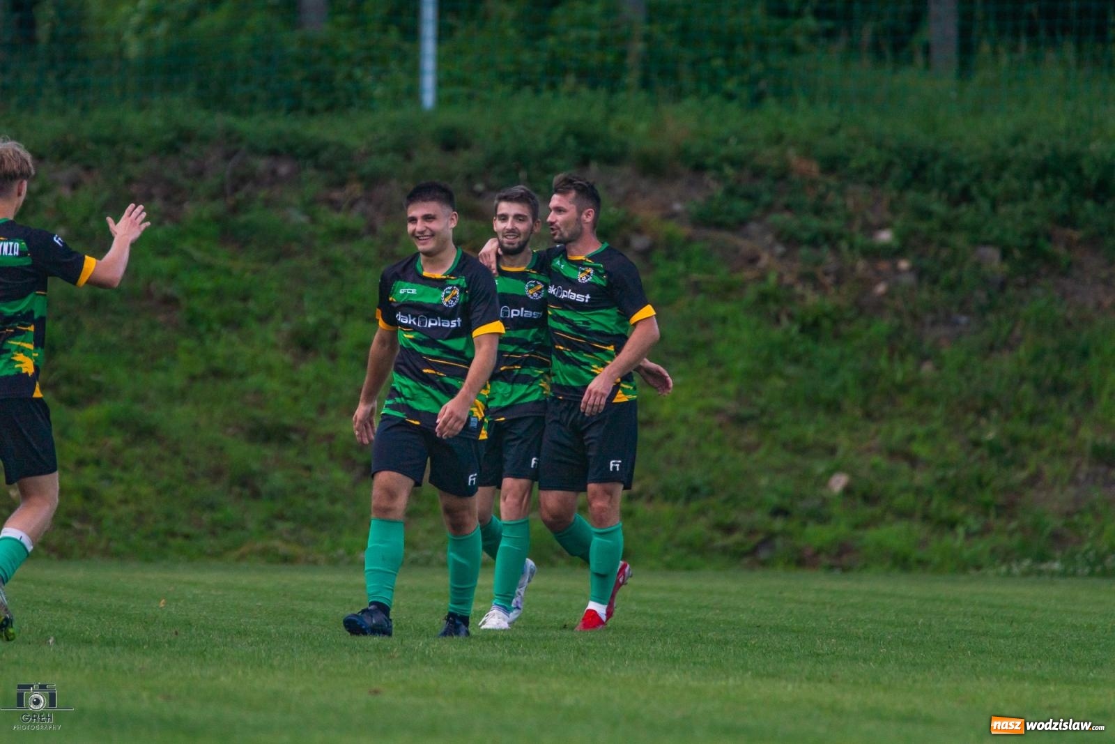 Zdjęcie w galerii na portalu naszwodzislaw.com: Unia Racibórz kontra Naprzód Syrynia. Podział punktów na zakończenie sezonu [FOTO] wiadomości z regionu