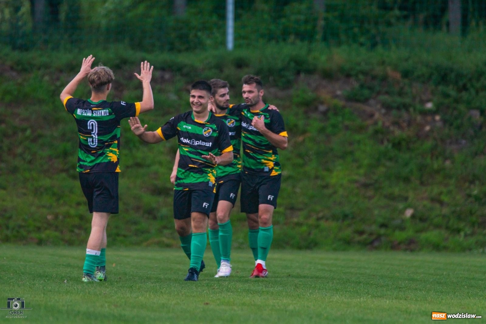 Zdjęcie w galerii na portalu naszwodzislaw.com: Unia Racibórz kontra Naprzód Syrynia. Podział punktów na zakończenie sezonu [FOTO] wiadomości z regionu