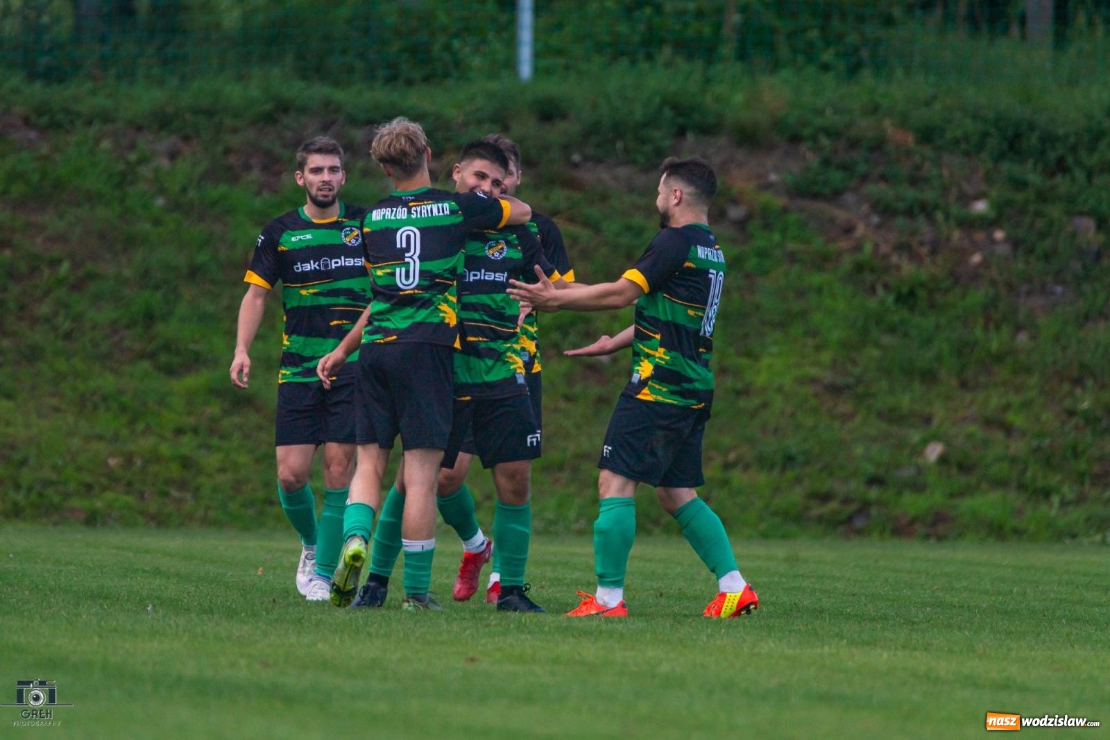 Zdjęcie w galerii na portalu naszwodzislaw.com: Unia Racibórz kontra Naprzód Syrynia. Podział punktów na zakończenie sezonu [FOTO] wiadomości z regionu