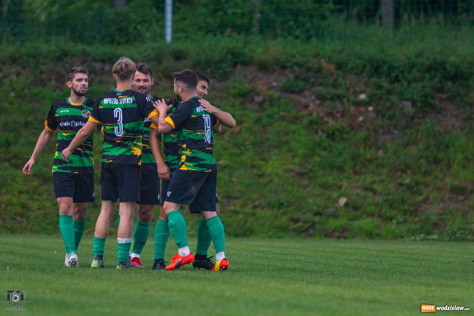 Zdjęcie w galerii na portalu naszwodzislaw.com: Unia Racibórz kontra Naprzód Syrynia. Podział punktów na zakończenie sezonu [FOTO] wiadomości z regionu