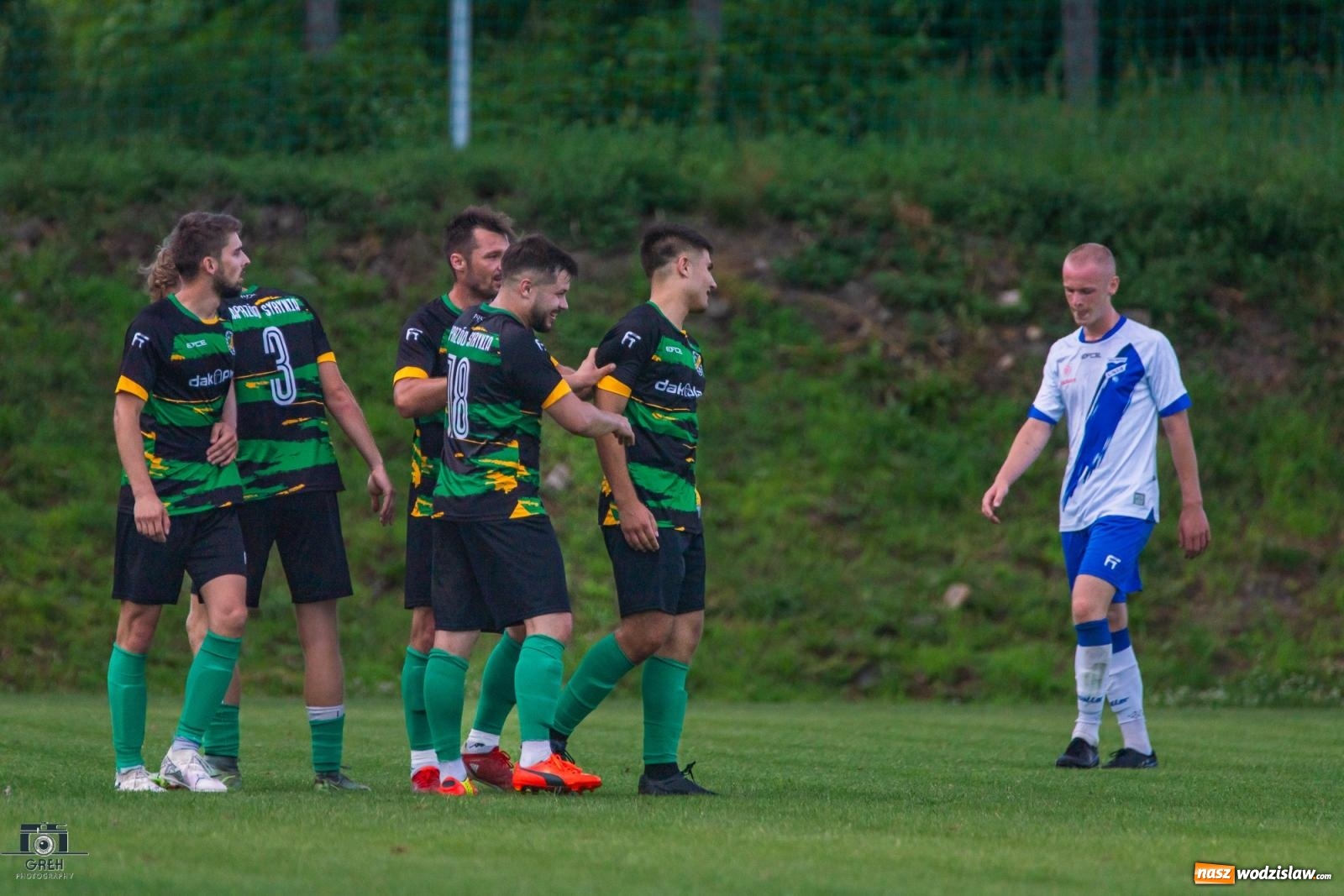 Zdjęcie w galerii na portalu naszwodzislaw.com: Unia Racibórz kontra Naprzód Syrynia. Podział punktów na zakończenie sezonu [FOTO] wiadomości z regionu