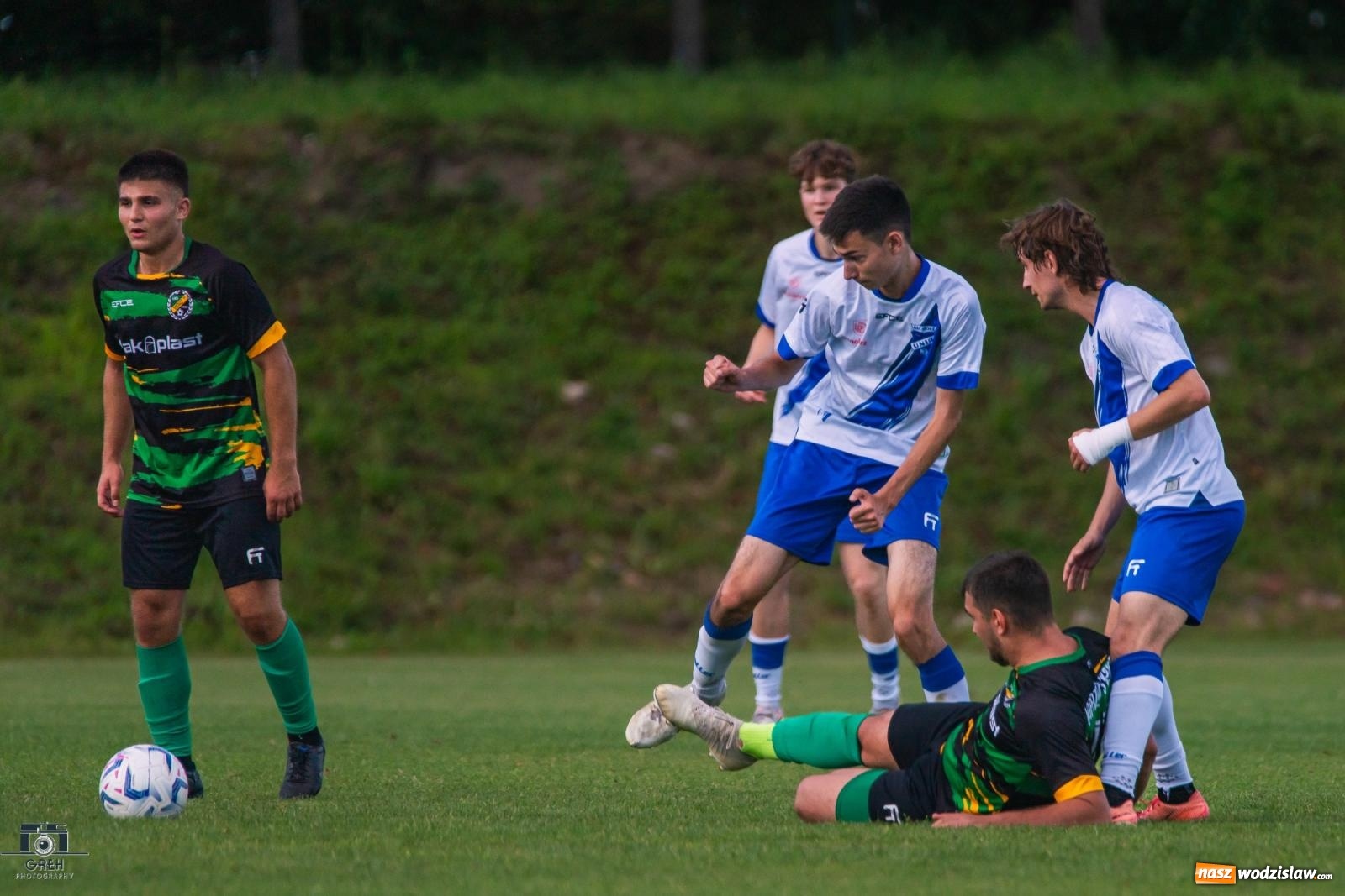 Zdjęcie w galerii na portalu naszwodzislaw.com: Unia Racibórz kontra Naprzód Syrynia. Podział punktów na zakończenie sezonu [FOTO] wiadomości z regionu