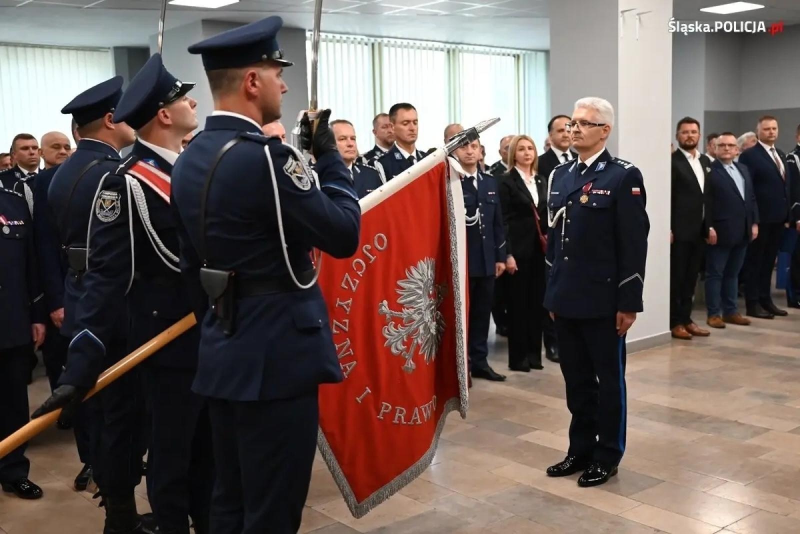 Zdjęcie w galerii na portalu naszwodzislaw.com: Inspektor Mariusz Krzystyniak zasiadł w fotelu komendanta wojewódzkiego policji wiadomości z regionu