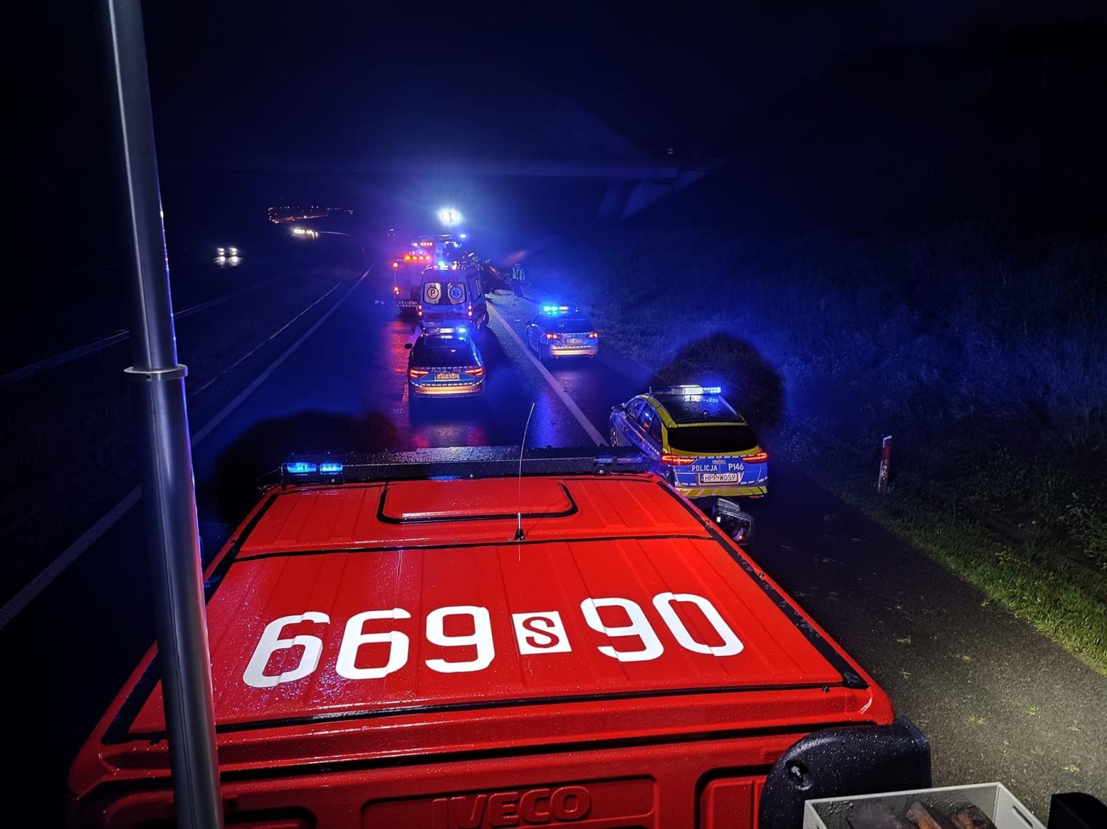 Zdjęcie w galerii na portalu naszwodzislaw.com: Trzy osoby w szpitalu po dachowaniu na autostradzie A1 wiadomości z regionu