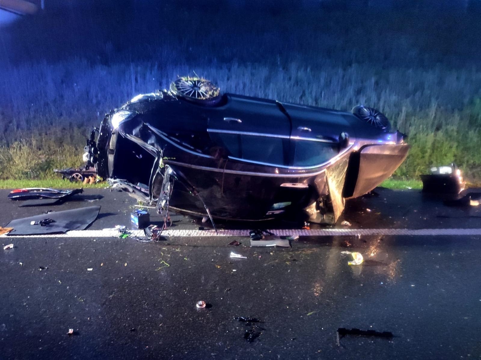 Zdjęcie w galerii na portalu naszwodzislaw.com: Trzy osoby w szpitalu po dachowaniu na autostradzie A1 wiadomości z regionu