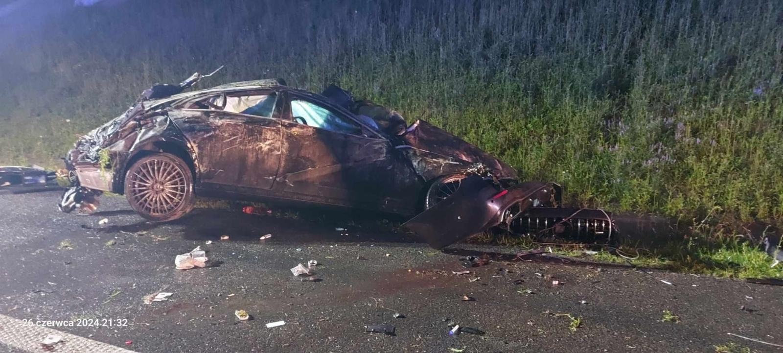 Zdjęcie w galerii na portalu naszwodzislaw.com: Trzy osoby w szpitalu po dachowaniu na autostradzie A1 wiadomości z regionu