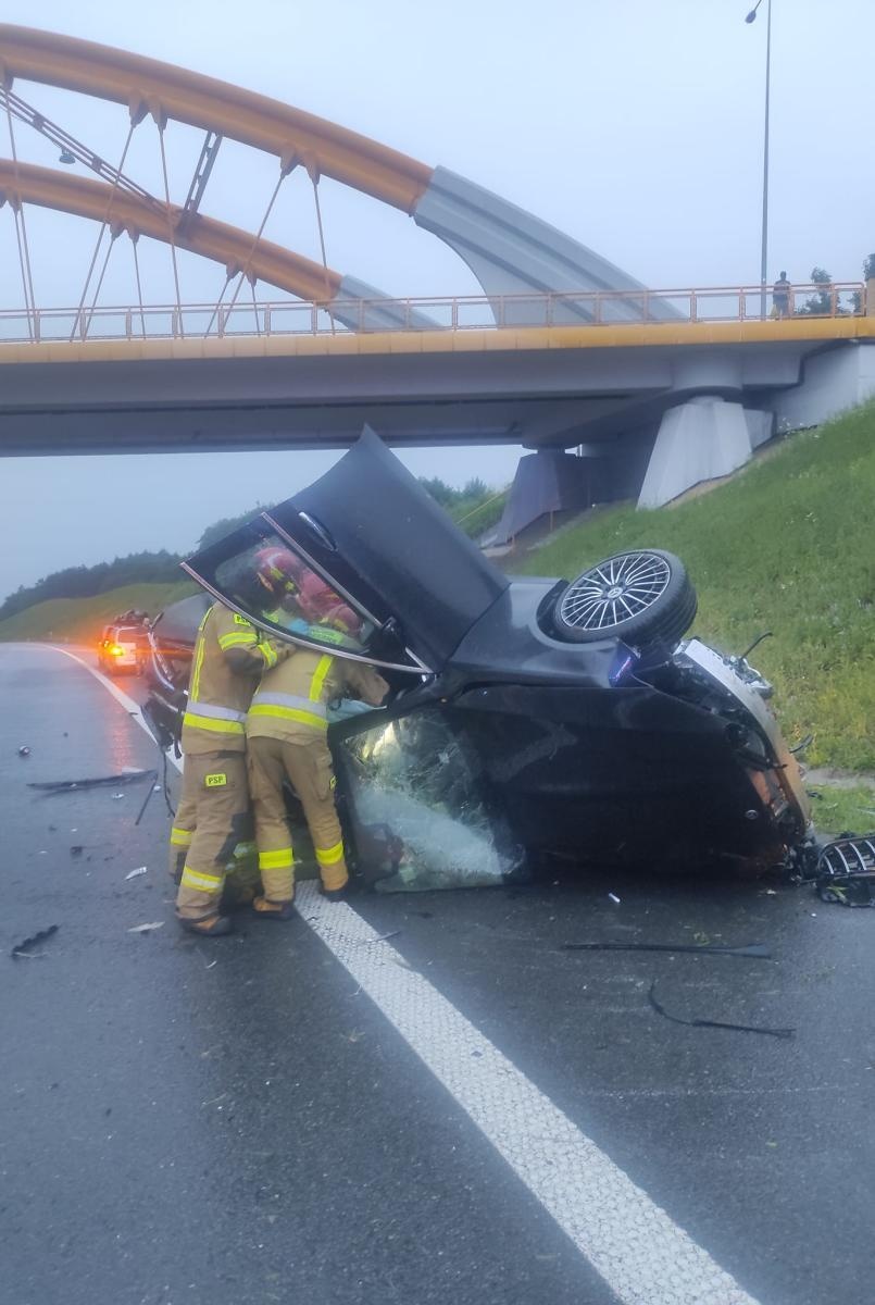 Zdjęcie w galerii na portalu naszwodzislaw.com: Trzy osoby w szpitalu po dachowaniu na autostradzie A1 wiadomości z regionu