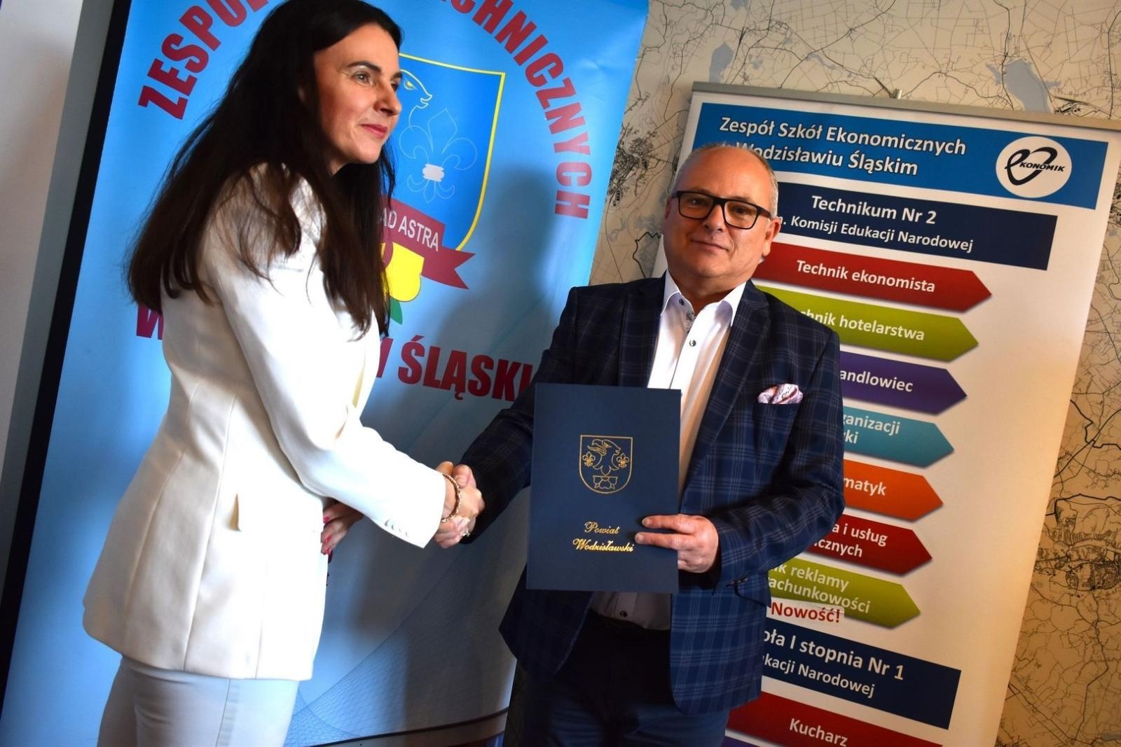 Zdjęcie w galerii na portalu naszwodzislaw.com: Dwie powiatowe szkoły z kolejnym partnerem wiadomości z regionu