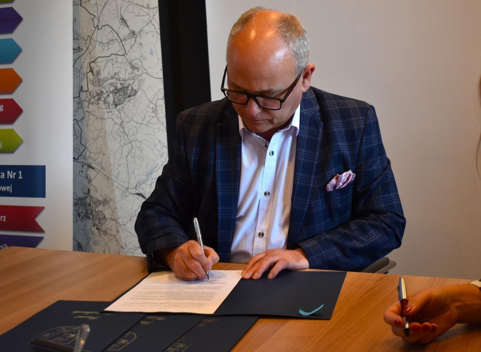 Zdjęcie w galerii na portalu naszwodzislaw.com: Dwie powiatowe szkoły z kolejnym partnerem wiadomości z regionu