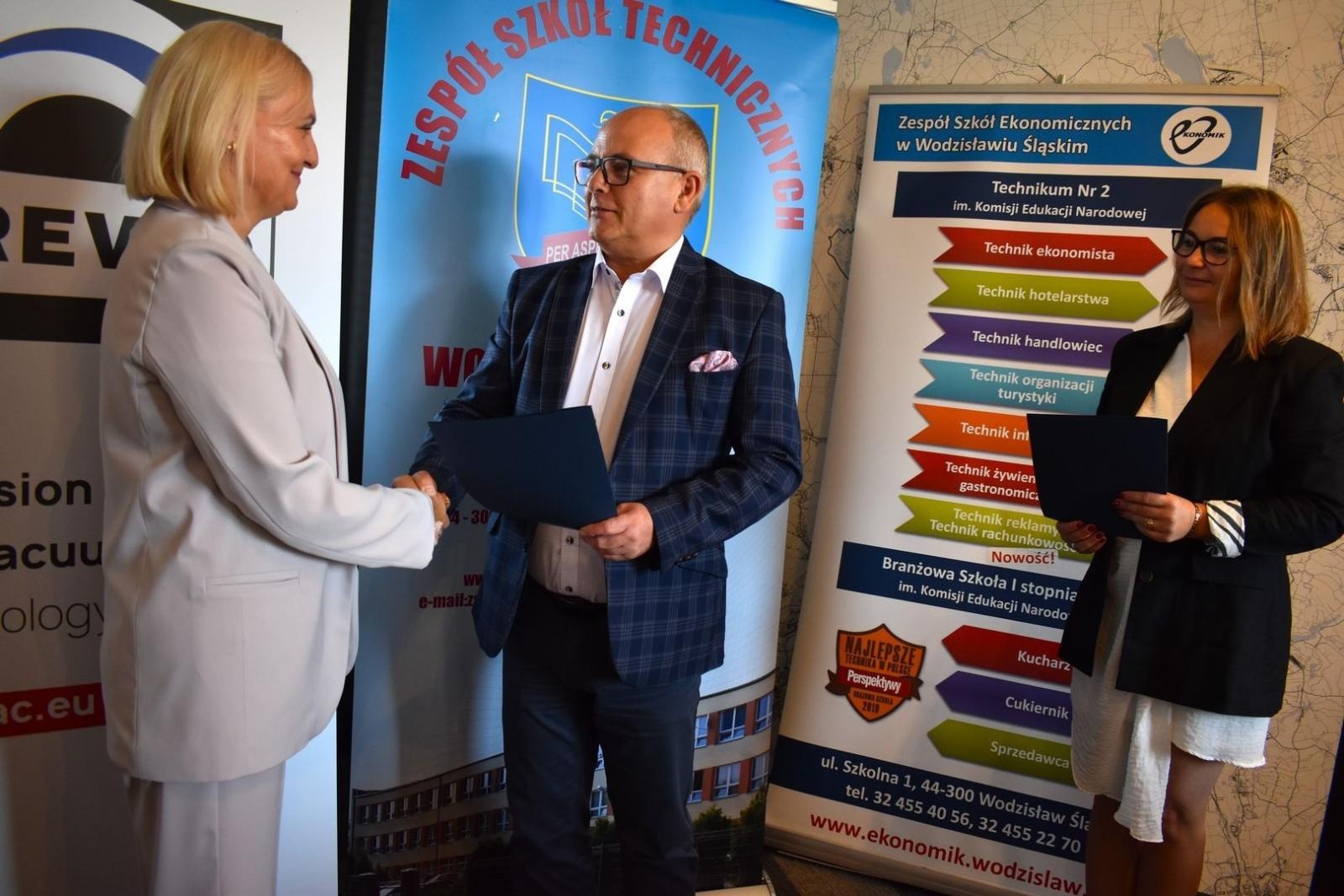 Zdjęcie w galerii na portalu naszwodzislaw.com: Dwie powiatowe szkoły z kolejnym partnerem wiadomości z regionu